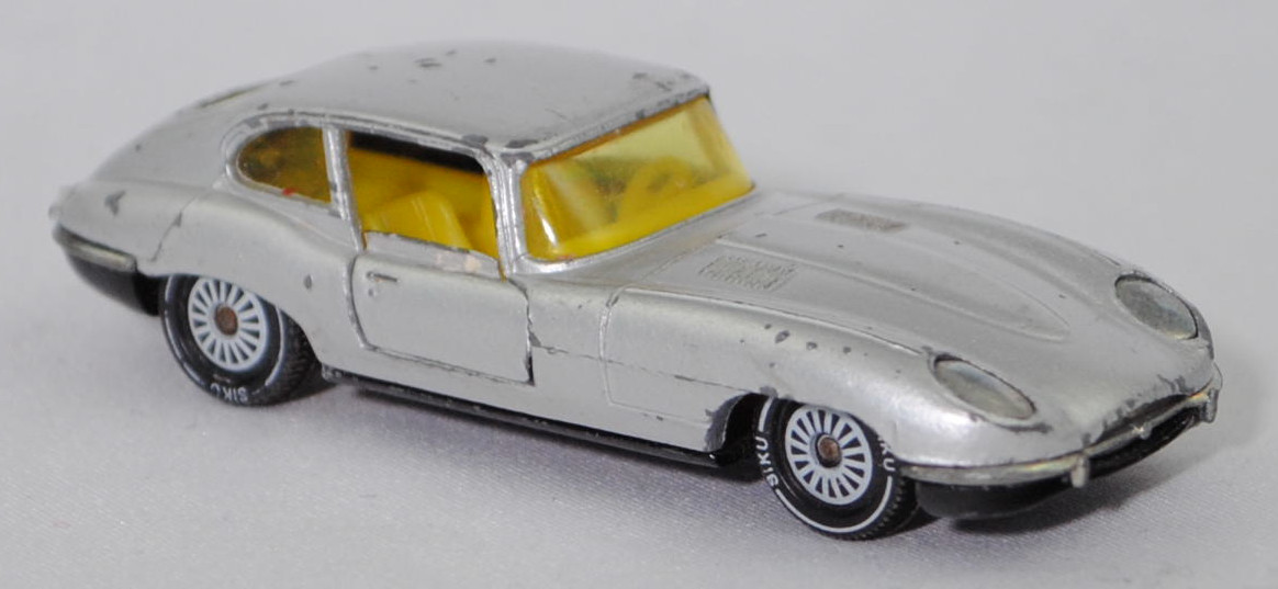 00006 Jaguar E-Type 2+2 SI Coupé 4.2 Liter (Serie 1, Typ 2+2-Sitzer Coupé, Modell 1966-1967), silber, innen gelb, W-Germ, Verglasung gelb, R11 gerillt, SIKU SUPER, 1:61, vsc
