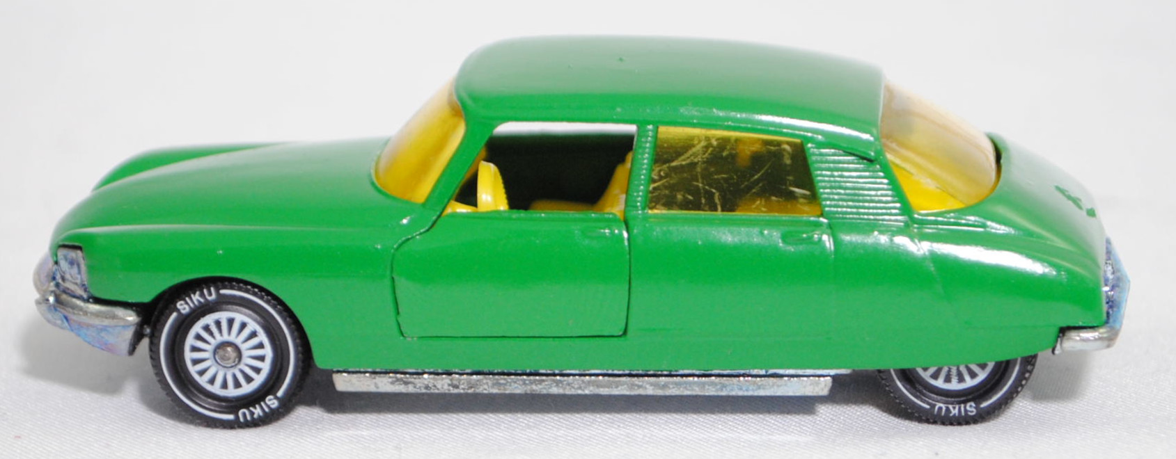00003 Citroen DS 21 (2. Generation D-Modelle, Vorfacelift, Modell 1967-1968), verkehrsgrün, innen zinkgelb, Germ, R11, SIKU SUPER, 1:61, m (Verglasung mit Kratzspuren)