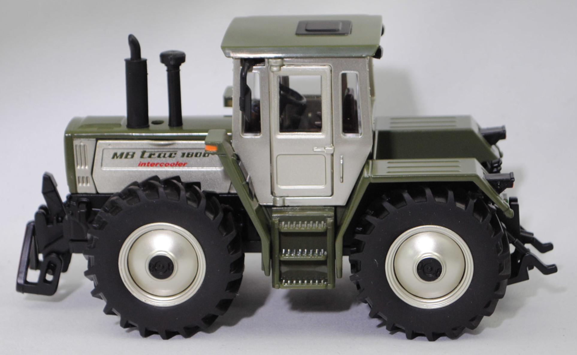 00000 Mercedes-Benz MB trac 1800 intercooler (schwere Baureihe, Baureihe 443, 2. Serie, MoPf, Modell 1990-1991), silberdistel/olivgrün, SIKU FARMER CLASSIC 1:32, L17mK (Limited Edition)