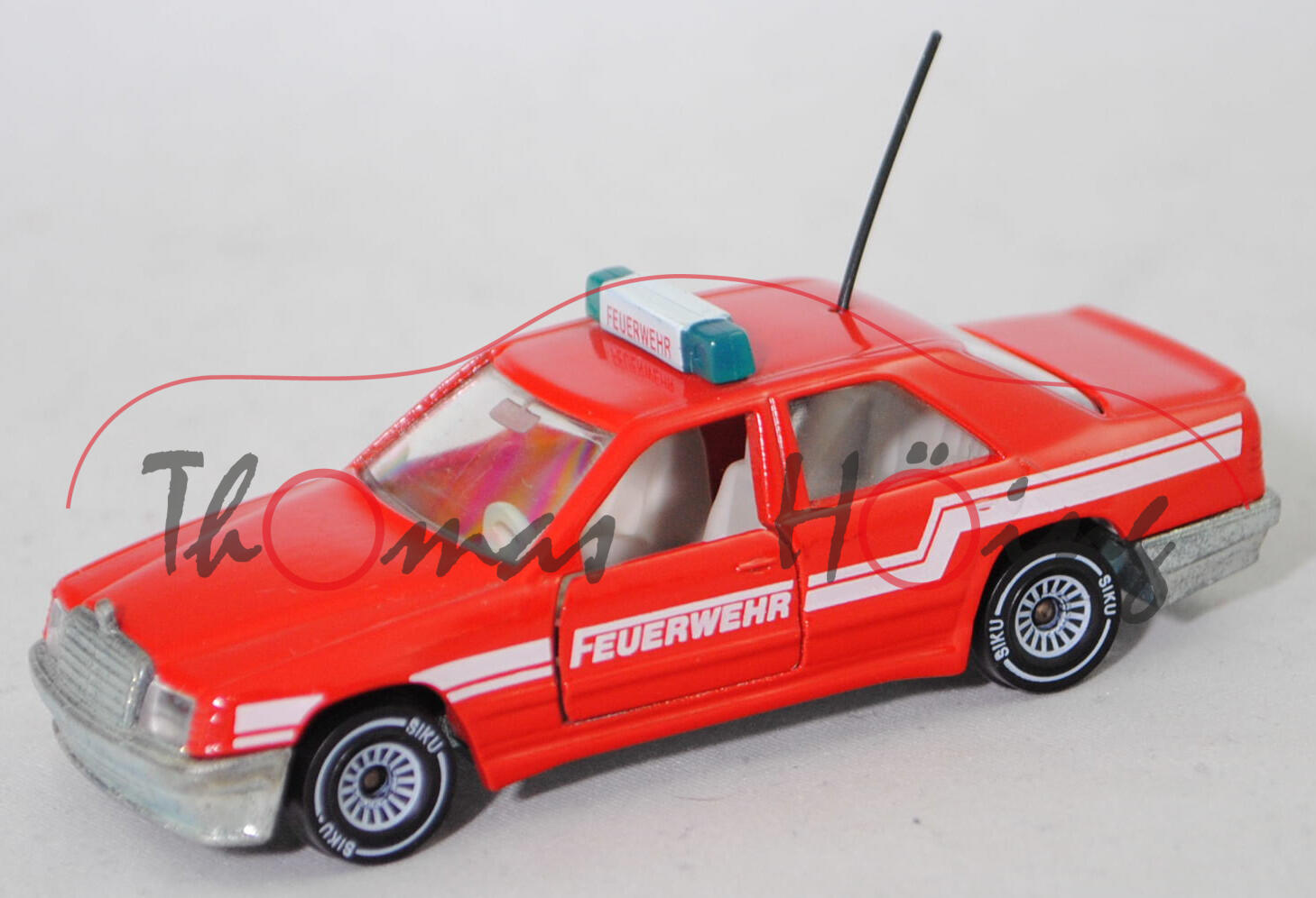 00000 Mercedes-Benz 300 E (1. Generation E-Klasse, W 124, Modell 1985-1986) Feuerwehr-Einsatzleitung, verkehrsrot, Chassis chrom, W-Germ, B4, SIKU, 1:55, m-