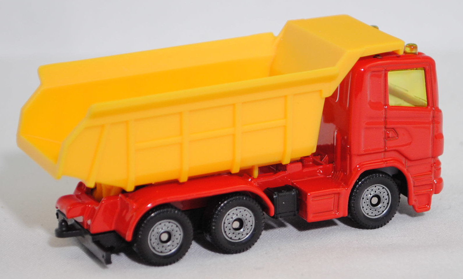 00001 Scania R380 (Baureihe R, Typ CR16, Day cab, Modell 2007-2009) LKW mit Kippmulde, verkehrsrot/verkehrsgelb, U-Bügels links, C36, SIKU SUPER, 1:89, P29f
