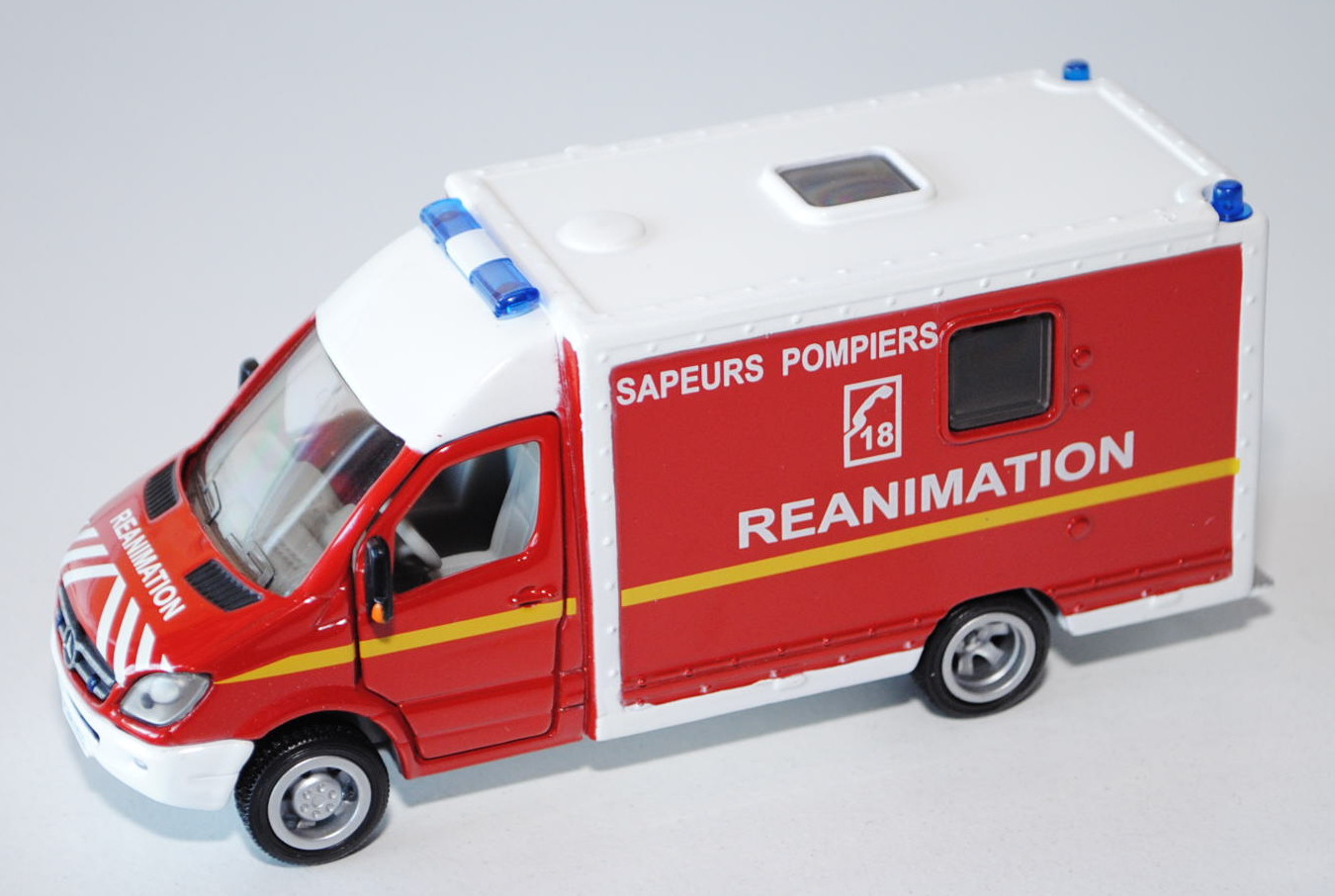 00100 F Mercedes Sprinter Rettungswagen, feuerrot/reinweiß, SAPEURS POMPIERS / C 18 / REANIMATION, L