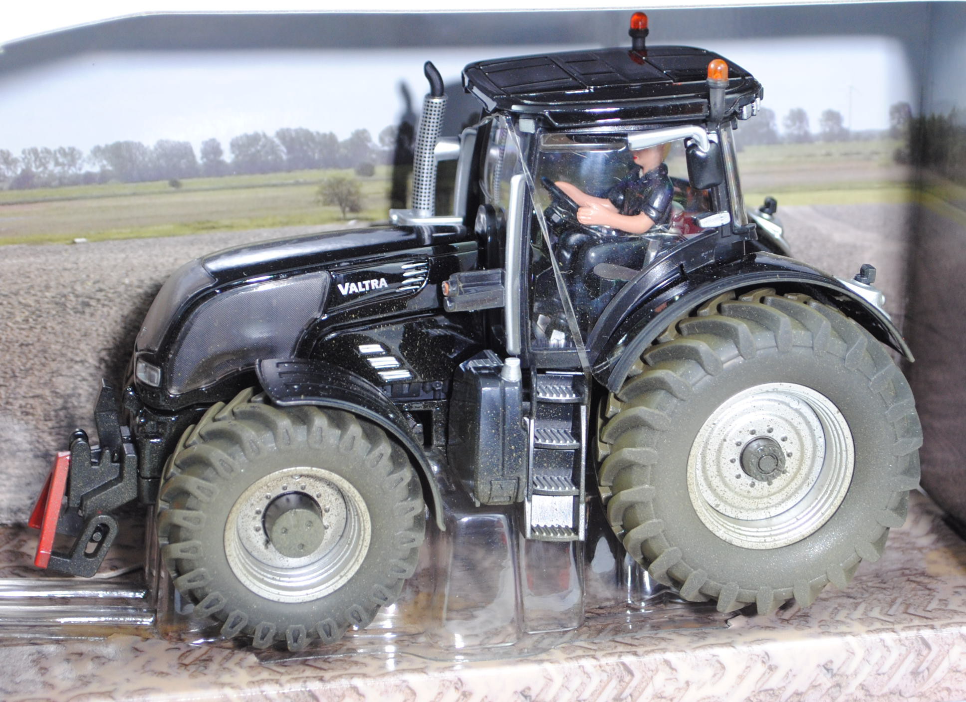 03201 Valtra S353 Traktor (Modell 2011-2013) Muddy, schwarz, Fahrer mit schwarzgrauem Overal, Felgen