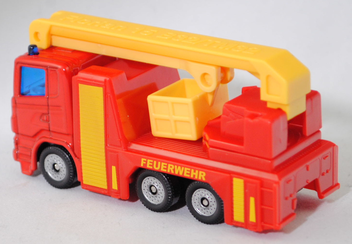 00001 Rosenbauer Hubrettungsbühne B32 auf Scania R380 (Typ CR16, Day cab, Modell 2007-2009) Feuerwehr-Fahrgestell, hell-verkehrsrot, C36, SIKU SUPER, 1:89, P29f