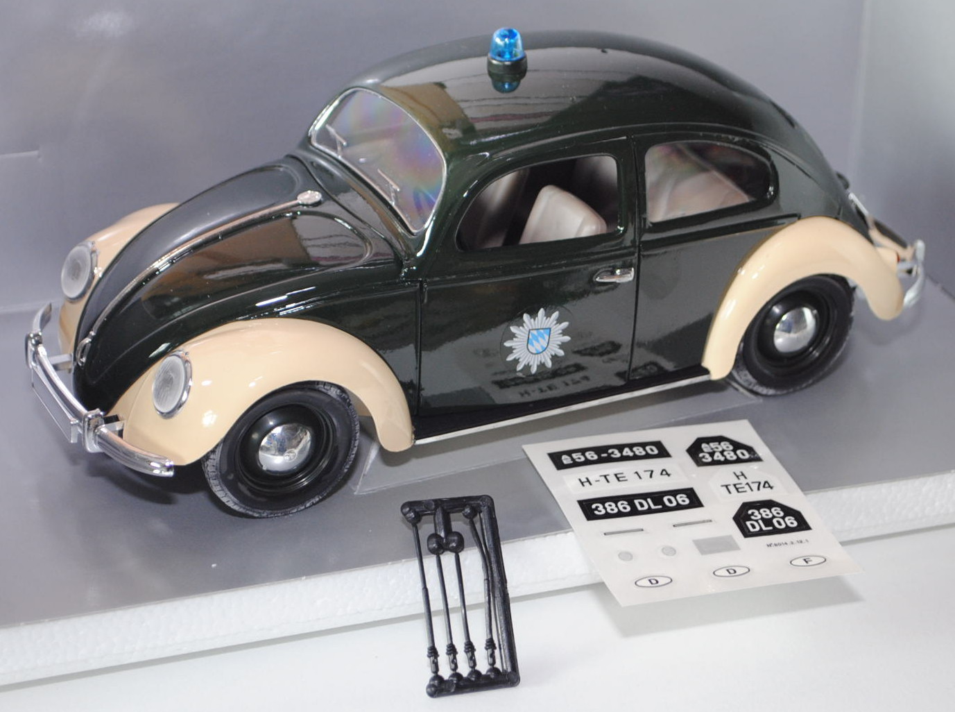 VW Käfer Standardlimousine (Typ 11) (Brezelkäfer), Modell 1949, tannengrün/elfenbein, POLIZEI Bayern