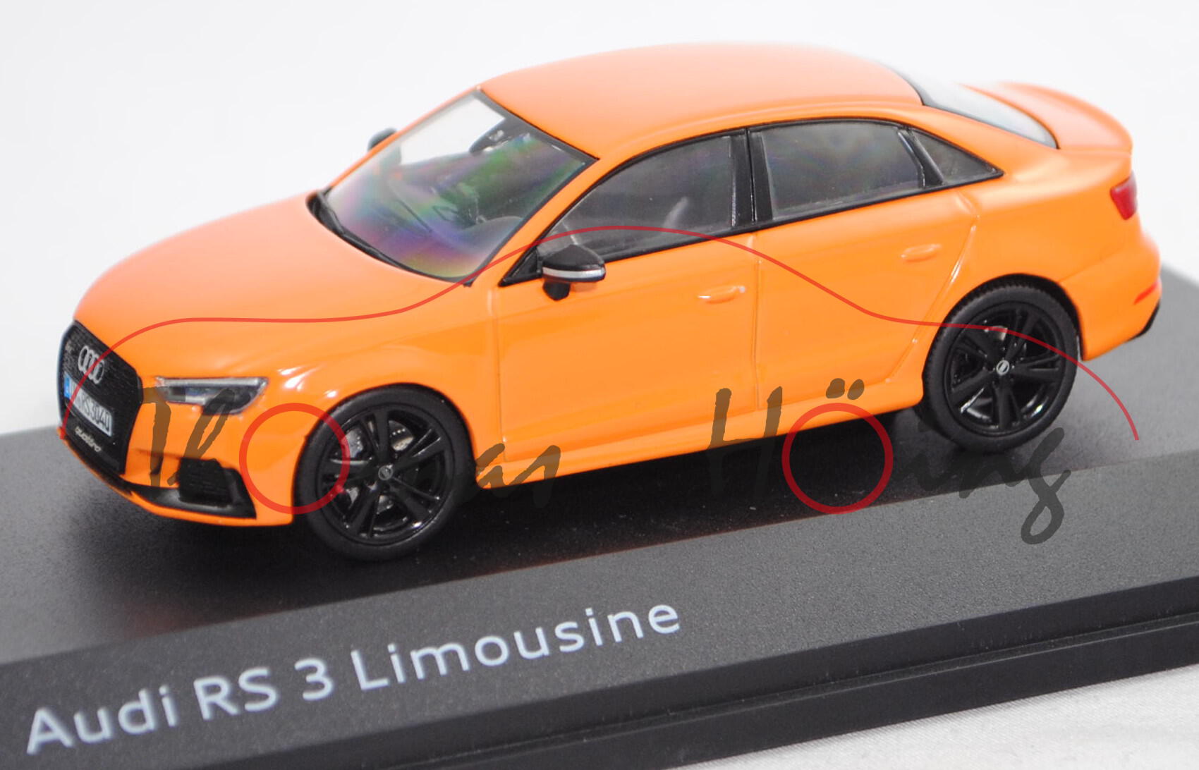 Audi RS3 Limousine (Typ 8V, Modell 2017-), glutorange, iScale, 1:43, Werbebox (EAN 2160000042498)