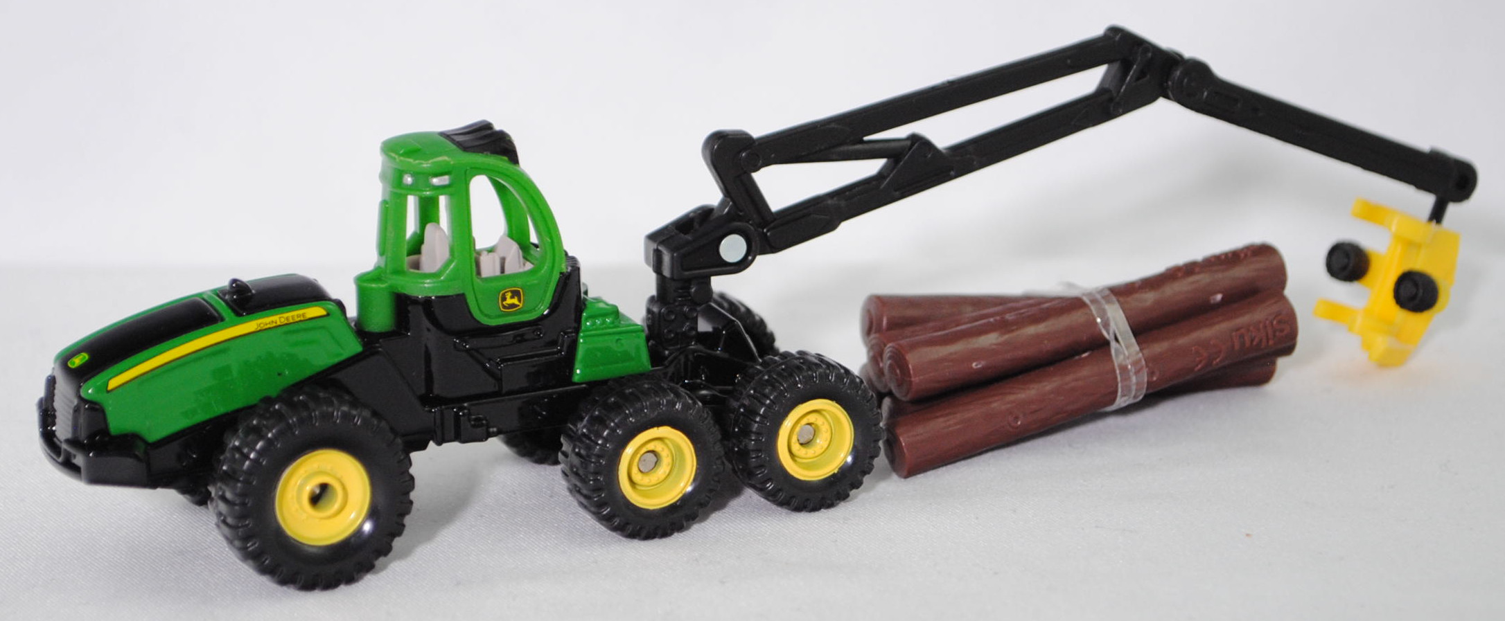 00000 John Deere 6-Rad-Harvester 1470E (Modell 2009-2013), hell-smaradgrün/schwarz, Zubehör: 6 Baumstämme in mahagonibraun, SIKU SUPER, 1:87, P29f