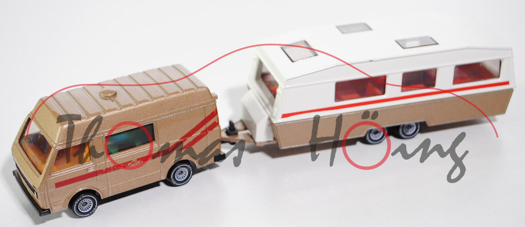 00007 VW LT 28 Camper mit Hochdach (Modell 1975-1986) und Caravan, braunmetallic, Druck beim LT leic