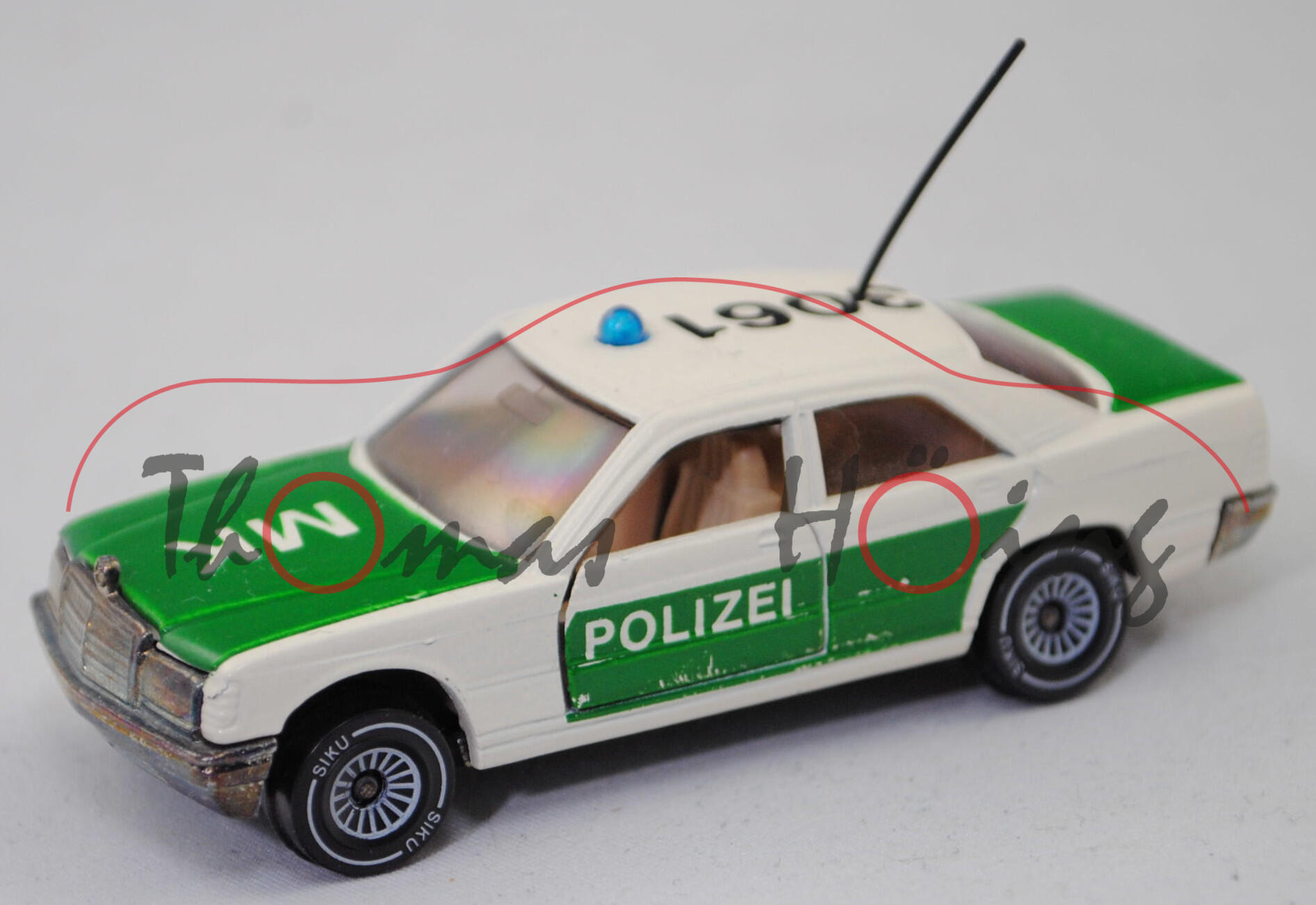 00001 Mercedes-Benz 190 E (W 201, Modell 1982-1988) Peterwagen, weiß, POLIZEI / MK / 3061, Kühlergrill mit Waben, Verglasung rauch, SIKU, 1:55