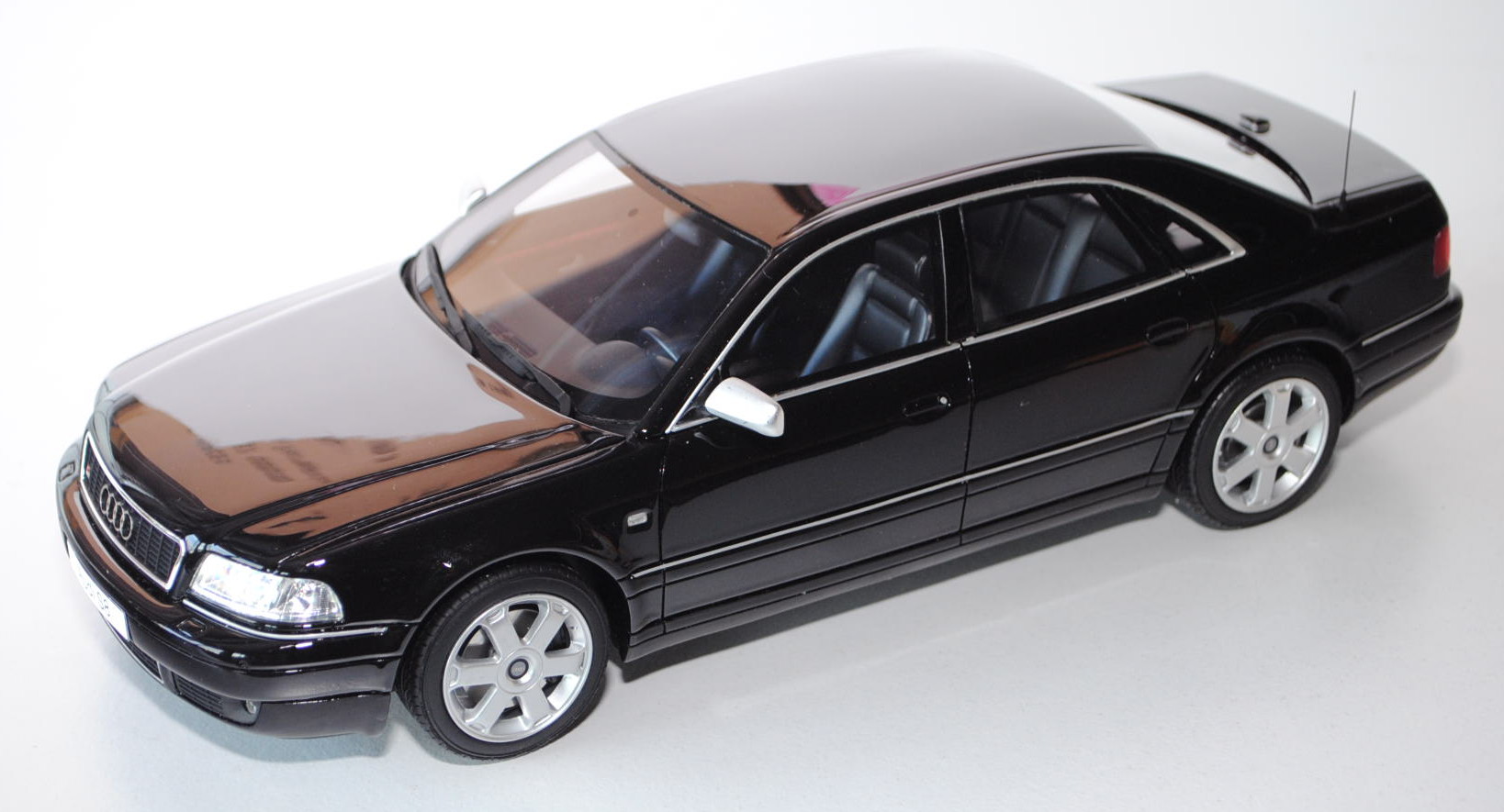 Audi S8 (D2, Typ 4D), Modell 1996-2002, schwarz, OttO mobile, 1:18, mb