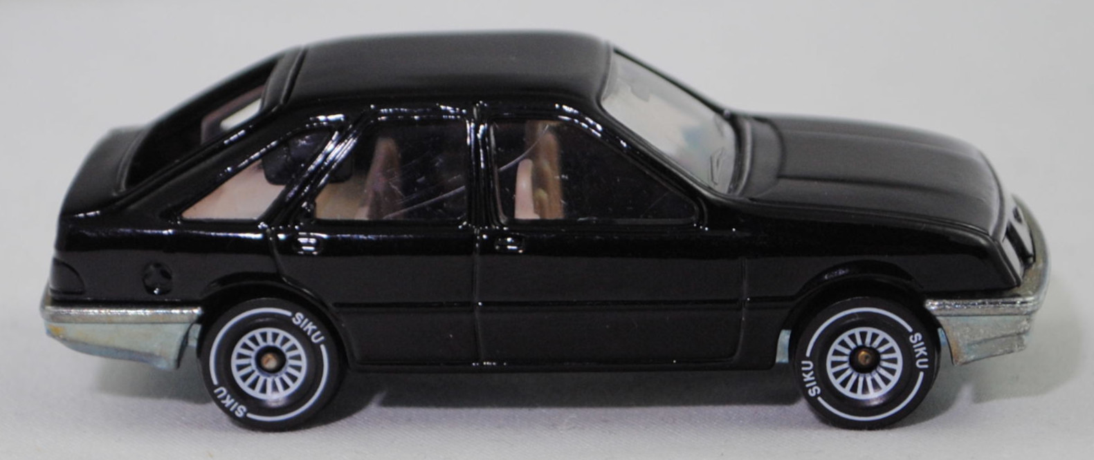 00003 Ford Sierra 2.3 Ghia (1. Generation, Typ Sierra '82 oder Mk1, GBC, Vorfacelift, Modell 1982-1984), schwarz, innen hell-beige, mit CE-Zeichen, SIKU SUPER, 1:55, m