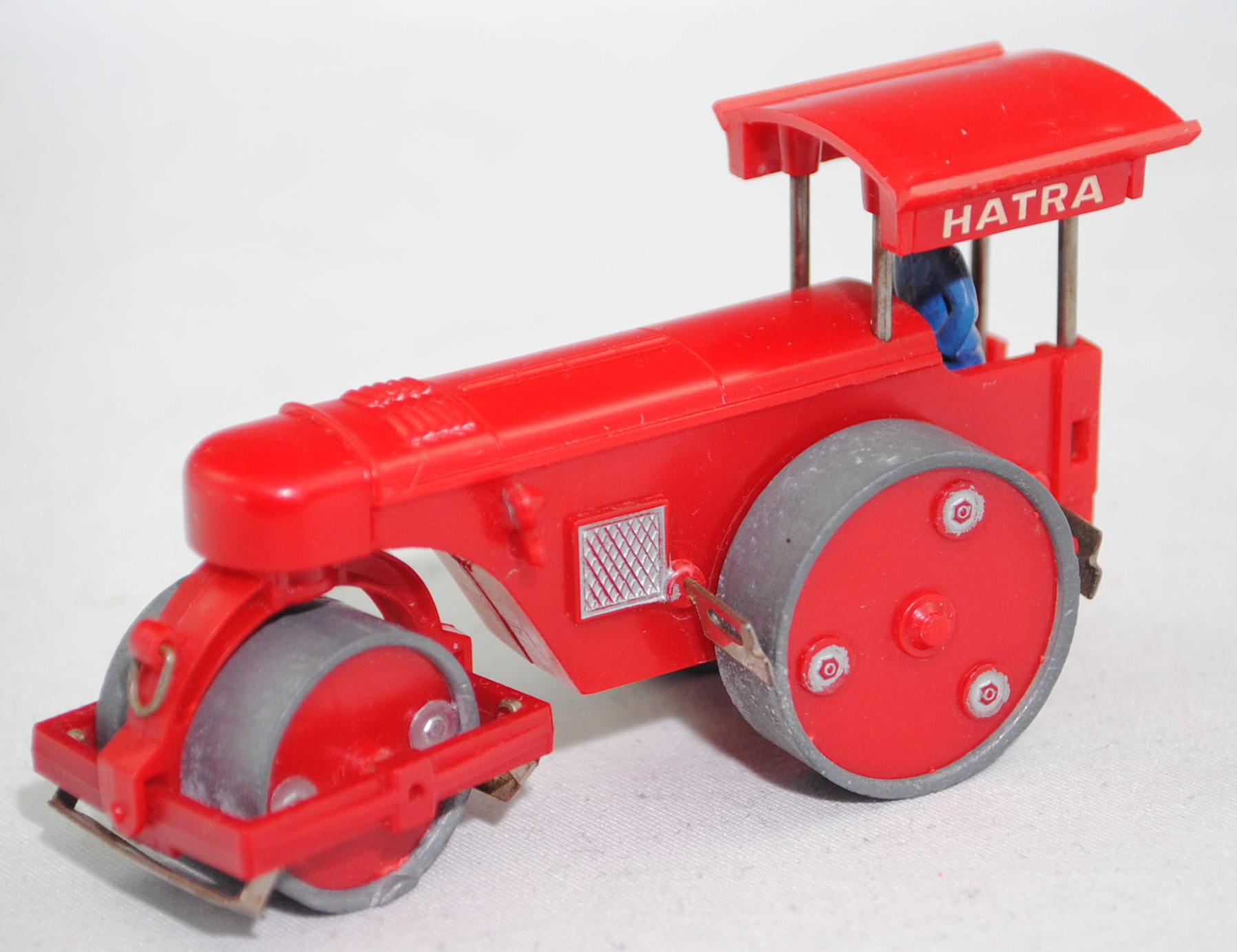 00401 KEMMNA Dreiradwalze Typ Gigant 10 (Modell 1950-1963) (Straßenwalze), hell-rubinrot, HATRA, Siku, 1:62 (Scheinwerfer vorne rechts weg)