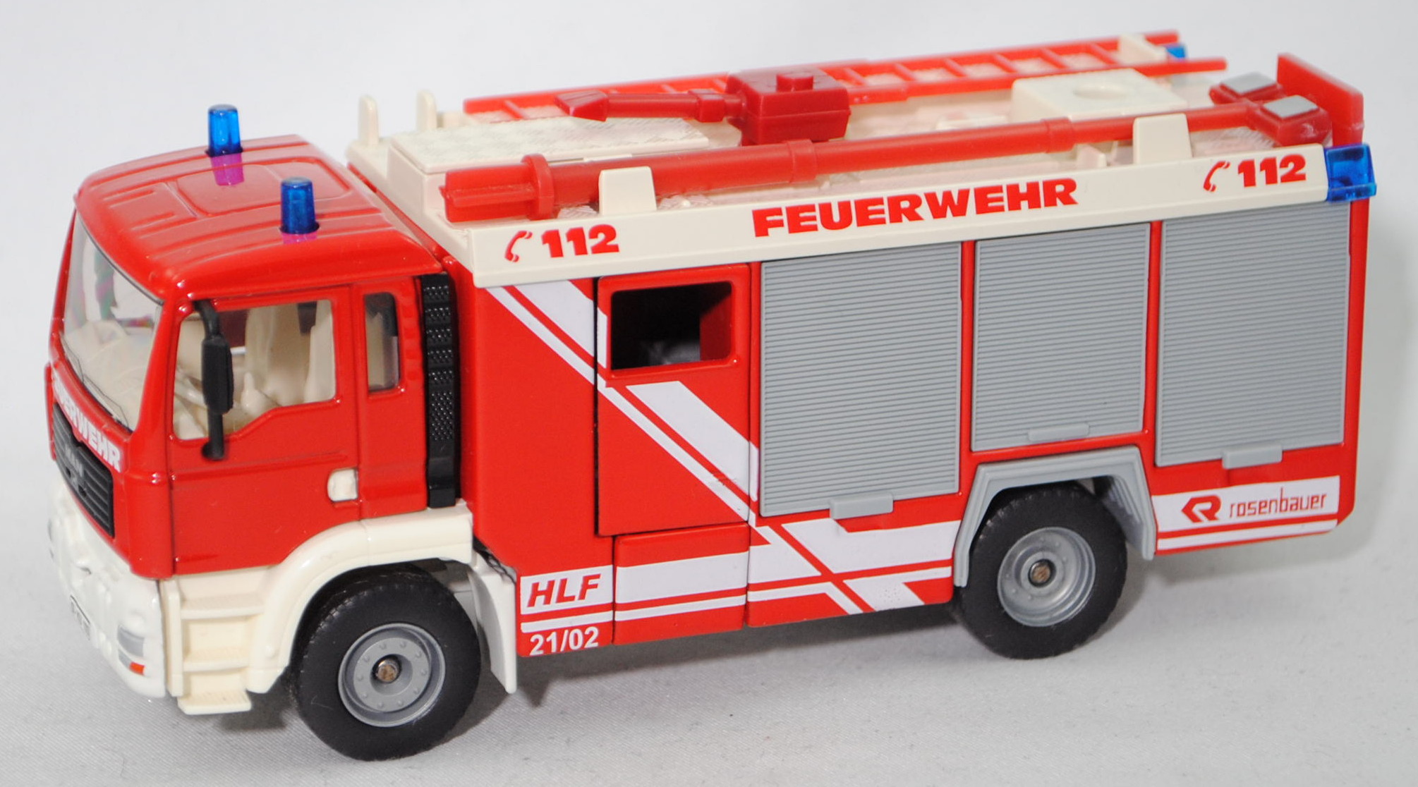 00000 HLF 20 auf Fahrgestell MAN TGA 18.460 M Feuerwehr, rot, Rollos grau, Anhänger + Boot weg