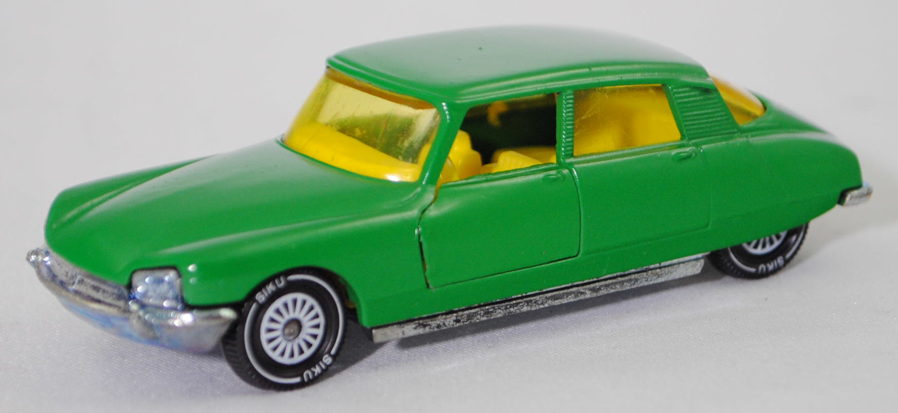 00003 Citroen DS 21 (2. Generation D-Modelle, Vorfacelift, Modell 1967-1968), verkehrsgrün, innen zinkgelb, Germ, R11, SIKU SUPER, 1:61, m (Verglasung mit Kratzspuren)