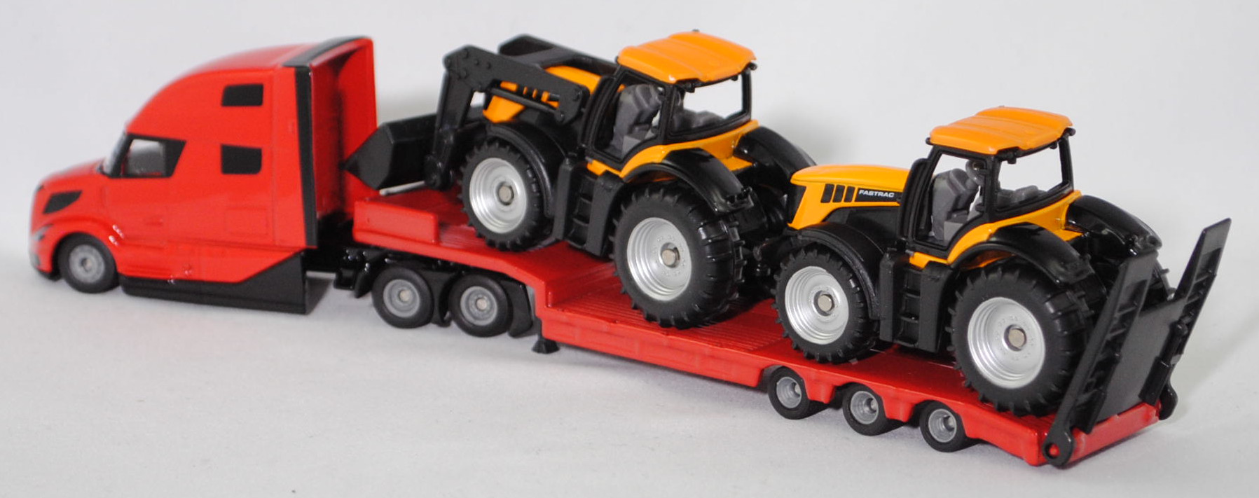 00000 Volvo VNL 860 (2. Generation, Modell 2024-) und Tieflader mit Ladegut JCB® 8250 V-TRONIC FASTRAC, rot/schwarz und melonengelb/schwarz, SIKU SUPER 1:87, L17mpK