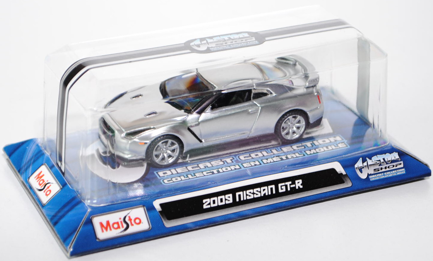 Nissan GT-R (R35), Modell 2008-2010, weißaluminiummetallic, innen schwarz, Maisto (Custom Shop), 1:6