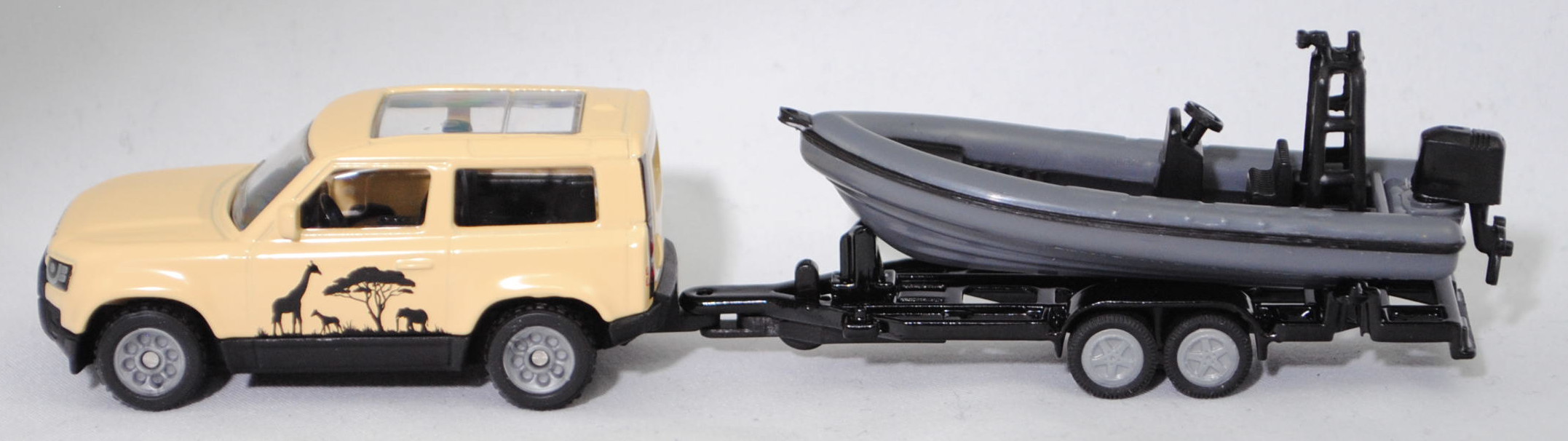 00000 Land Rover Defender 90 S P400 AWD (L663, Vorfacelift, Modell 2020-2025) Safari mit Anhänger und Mehrzweckboot MZB 72/AB, hell-sandgelb/schwarz, Boot grau, SIKU SUPER, P29f