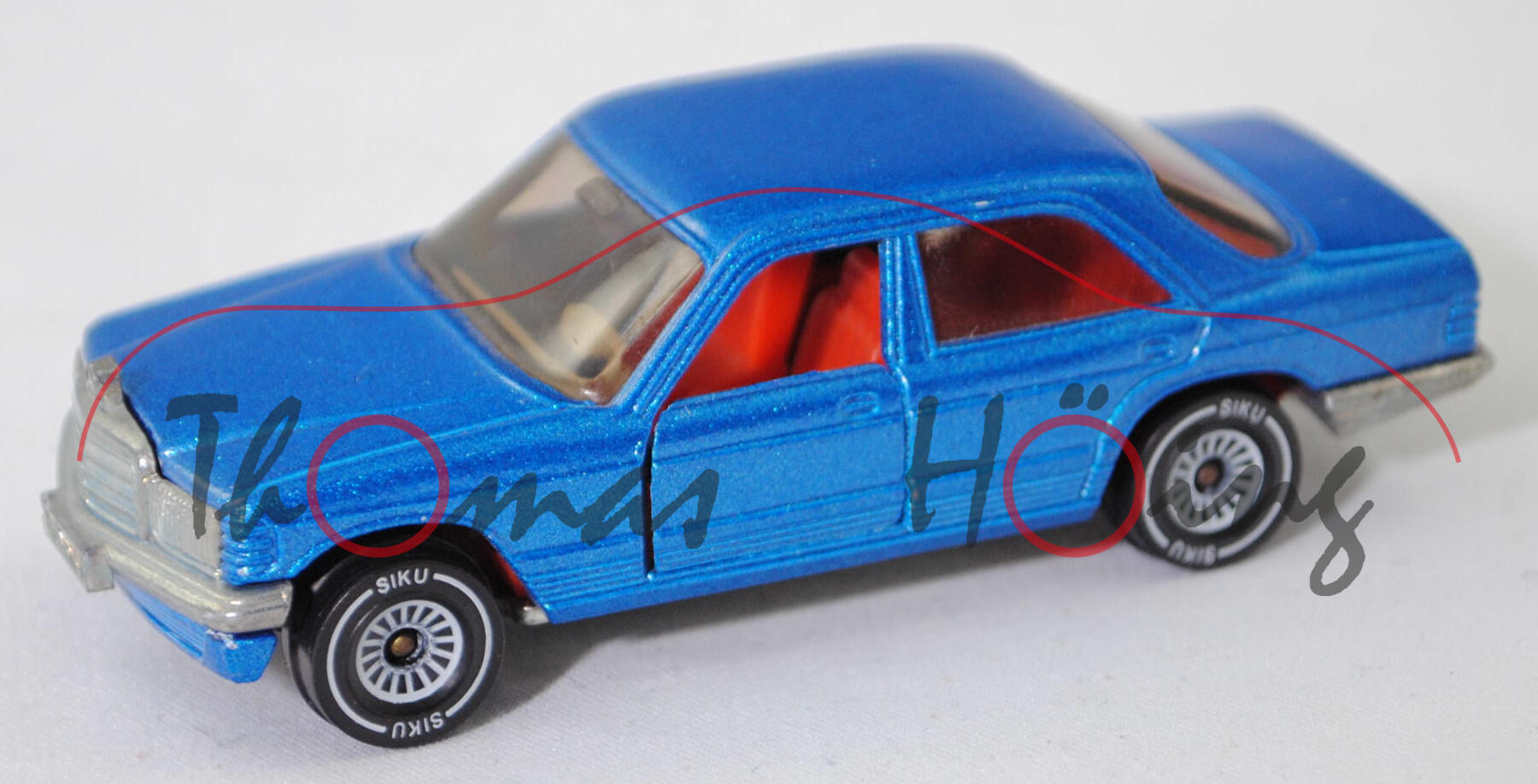 00002 Mercedes-Benz 500 SE (W 126, Modell 1980-1981), verkehrsblaumetallic, Chassis chrom, Loch mittig im Chassis offen, ohne CE-Zeichen, Verglasung rauch, B4, SIKU, 1:62, m-