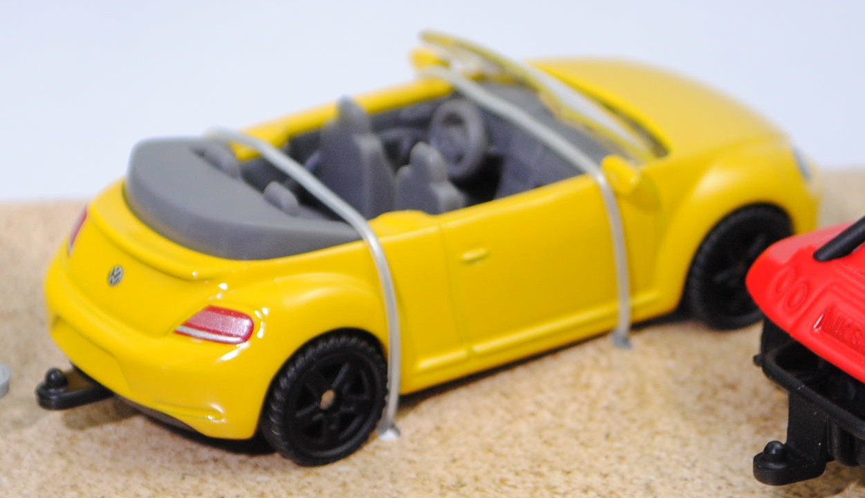 00000 Geschenkbox Happy Style Set: Hazard-Buggy / HAZ-Buggy + VW The Beetle Cabriolet 1.2 TSI + BÖCKMANN TOP MASTER Pferdeanhänger + Vespa 125 GTS Super, SIKU SUPER, mb (Limited)