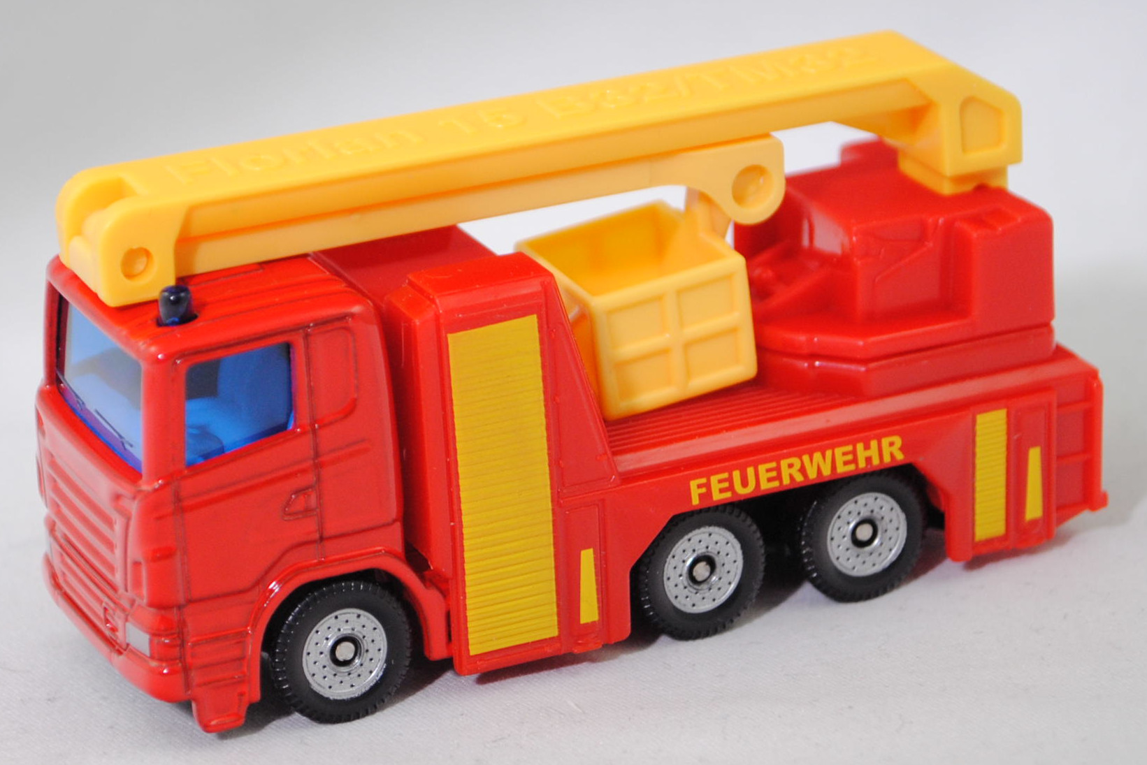00001 Rosenbauer Hubrettungsbühne B32 auf Scania R380 (Typ CR16, Day cab, Modell 2007-2009) Feuerwehr-Fahrgestell, hell-verkehrsrot, C36, SIKU SUPER, 1:89, P29f