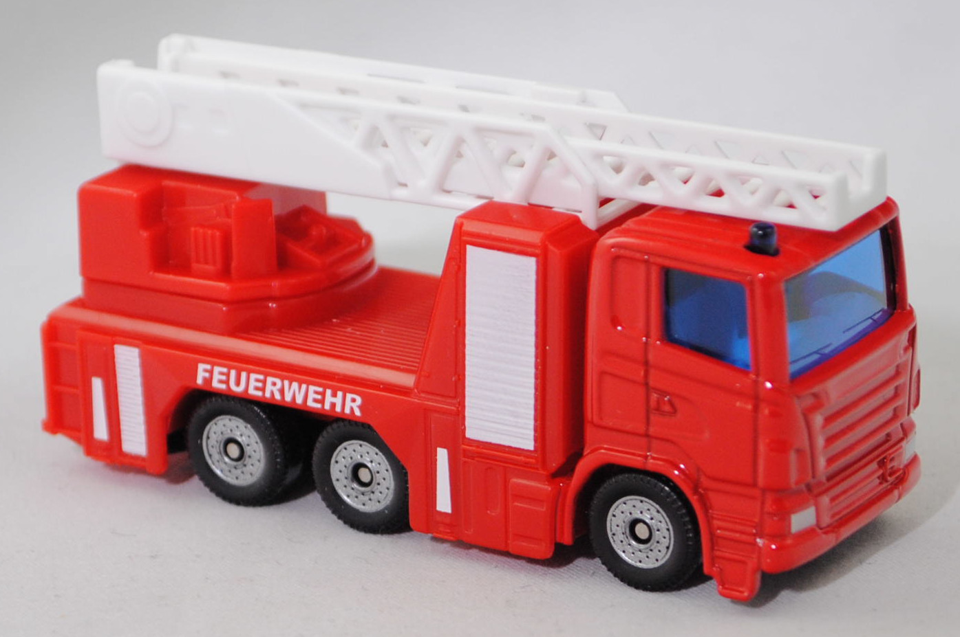 00011 Metz Hubrettungsfahrzeug DL 23-12 S auf Fahrgestell Scania R380 (Typ CR16, Day cab, Modell 2007-2009) (Drehleiter), rot, Stoßfänger vorne durchgehend, SIKU SUPER, 1:89, P29f