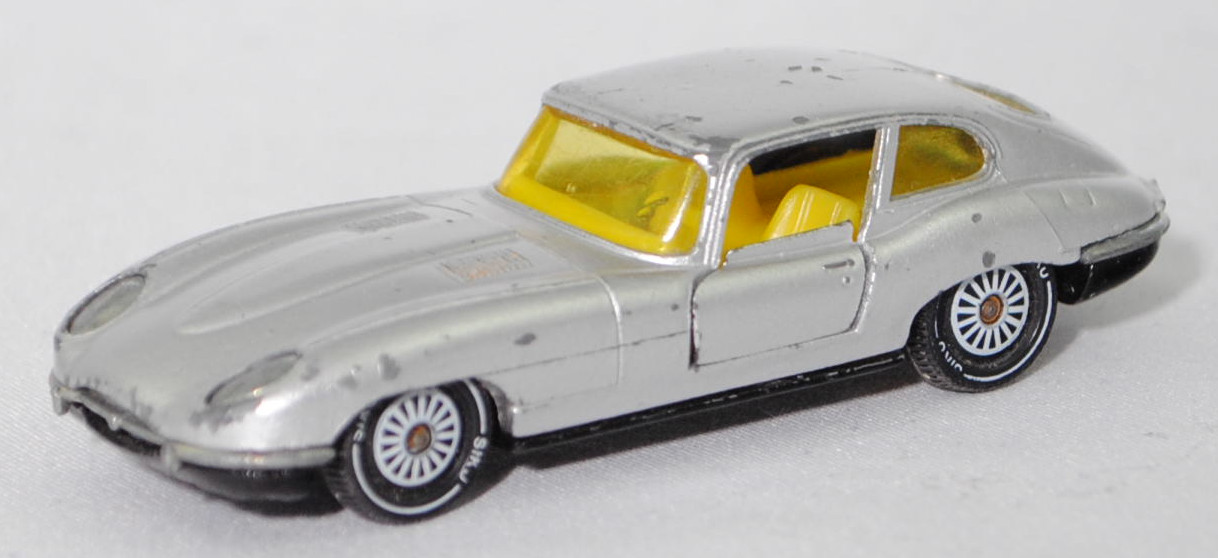 00006 Jaguar E-Type 2+2 SI Coupé 4.2 Liter (Serie 1, Typ 2+2-Sitzer Coupé, Modell 1966-1967), silber, innen gelb, W-Germ, Verglasung gelb, R11 gerillt, SIKU SUPER, 1:61, vsc