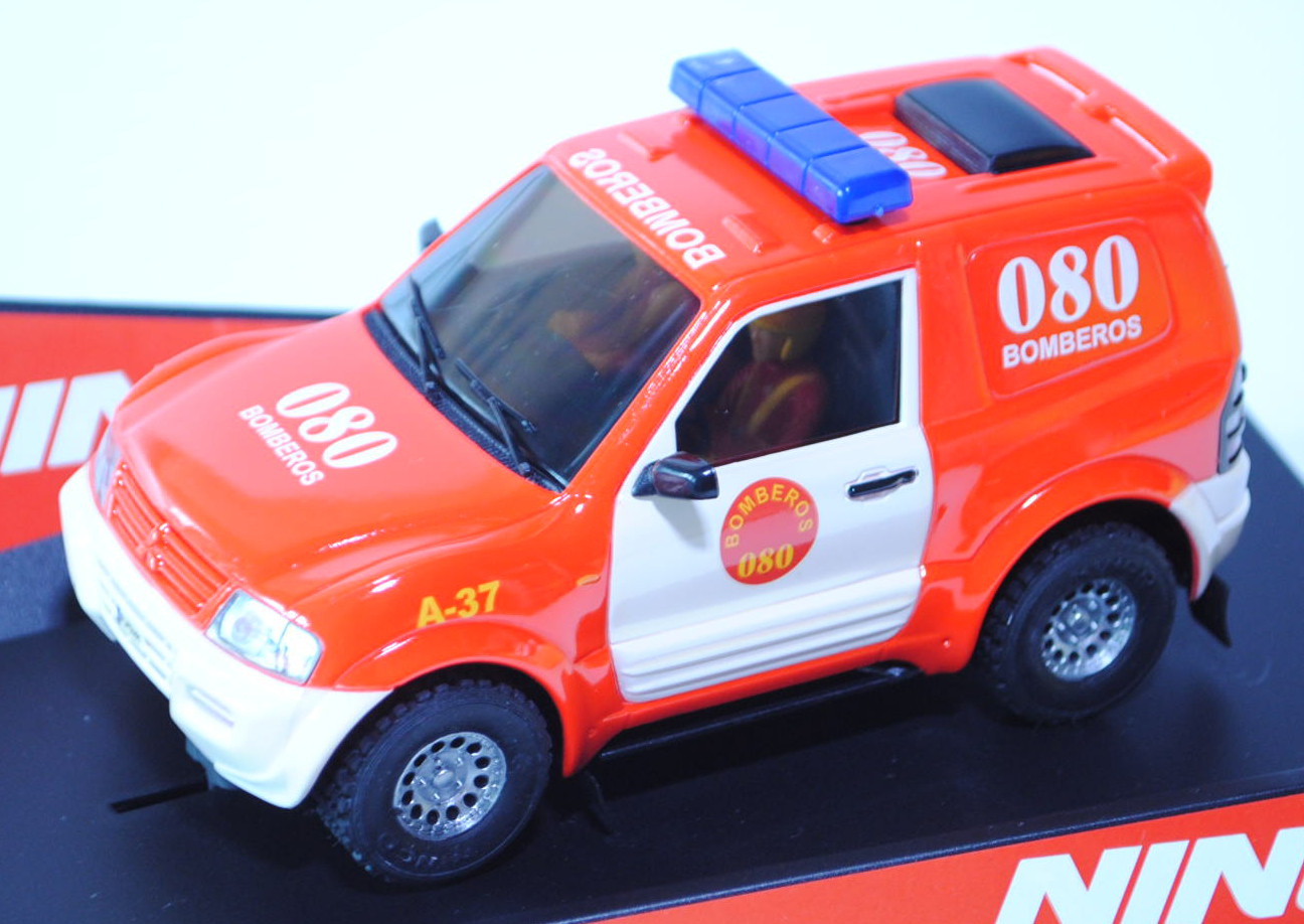 Mitsubishi Pajero Feuerwehr (3. Generation, Typ V60), Modell 2000-2003, leuchtrot/cremeweiß, 080 / B