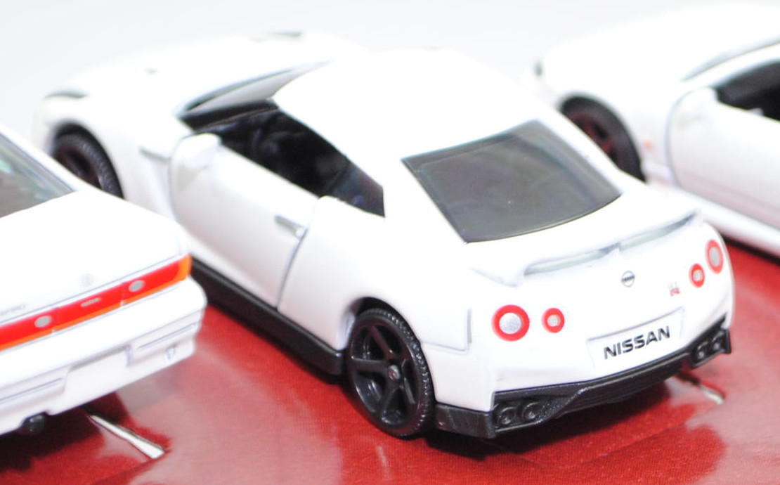 Giftpack Nissan: Nissan Skyline GT-R + Nissan Z Performance + NISSAN Silvia spec-R AERO + Nissan GT-R + NISSAN Cefiro 2.5 A31, reinweißmetallic, majorette, mb