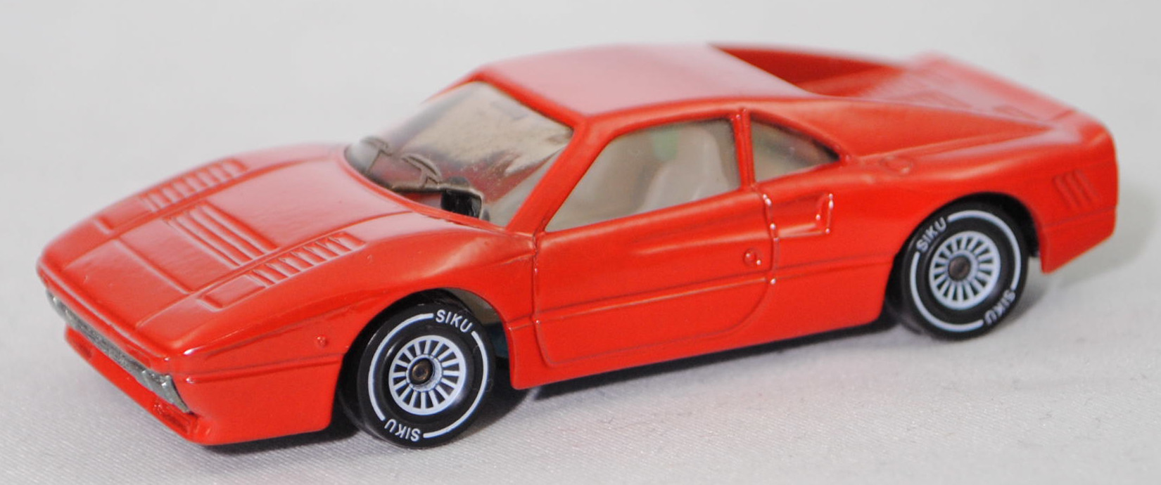 00000 Ferrari GTO (1. Generation, auch Ferrari 288 GTO genannt, F114, Modell 1984-1986), verkehrsrot (vgl. rosso corsa), innen klar (nicht reinweiß!!!), SIKU SUPER, 1:55, m- (Produktonsfehler)