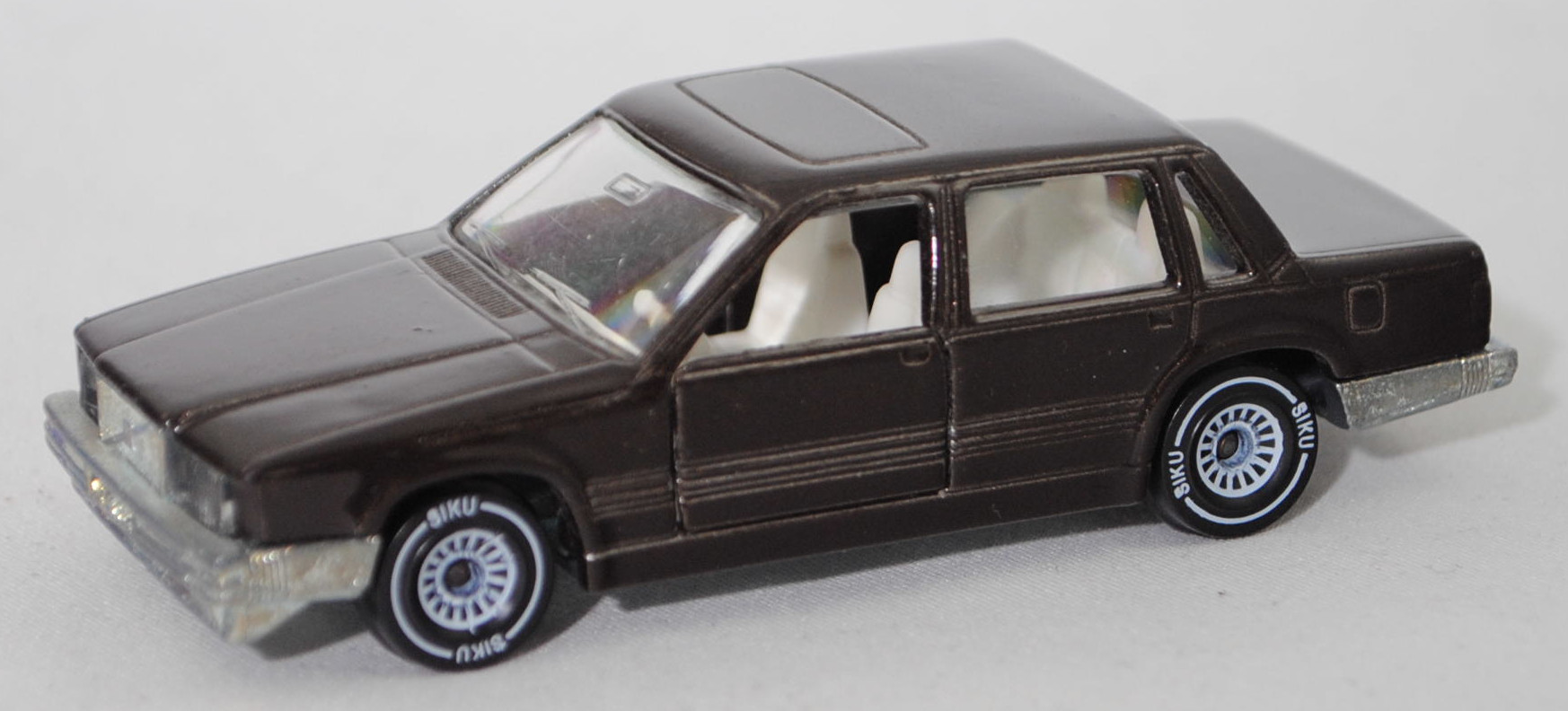 00003 Volvo 760 GLE (1. Generation, interne Baureihenbezeichnung 764, Vorfacelift, Modell 1982-1986), schokoladenbraun, mit 2 Kopfstützen hinten, SIKU SUPER, 1:55, m