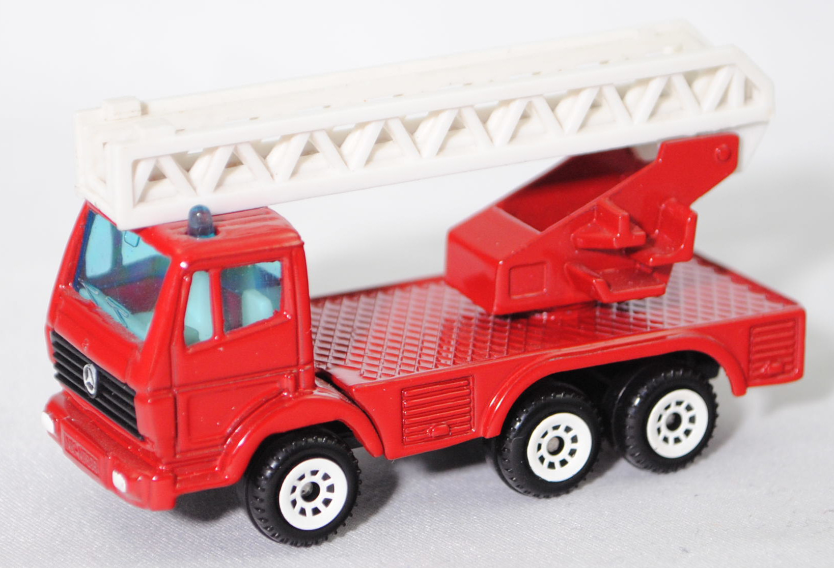 00001 Metz Hubrettungsfahrzeug DL 23-12 S auf Fahrgestell Mercedes-Benz SK 2429 6x4/41 (Modell 1989-1994) (Feuerwehr-Drehleiter), rot, Bpr. 0811/1019/1015, SIKU SUPER, 1:83, m
