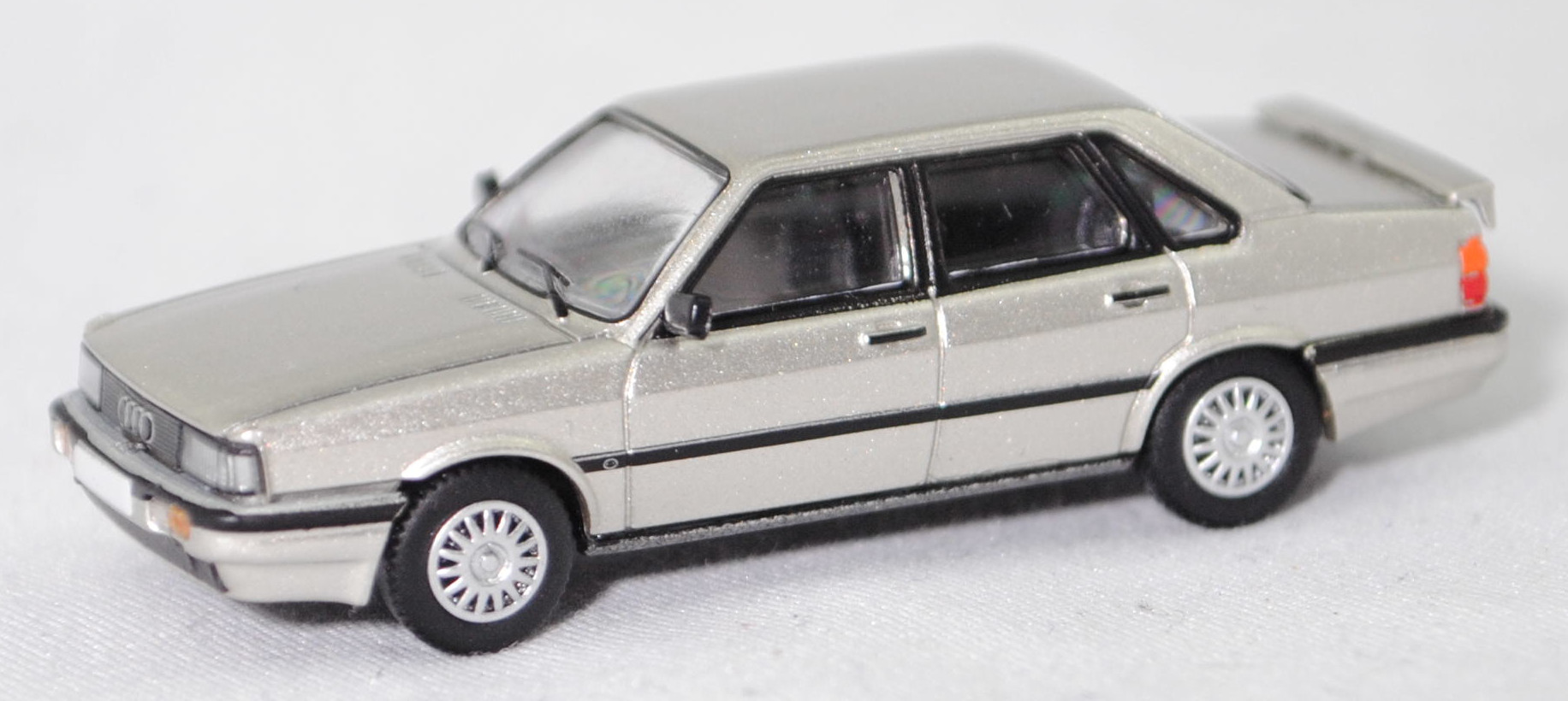 Audi 90 quattro (1. Generation, B2, Typ 85, Facelift 1984, Modell 1984-1986), zermattsilber metallic (LY7Y), Premium ClassiXXs®, 1:87, mb