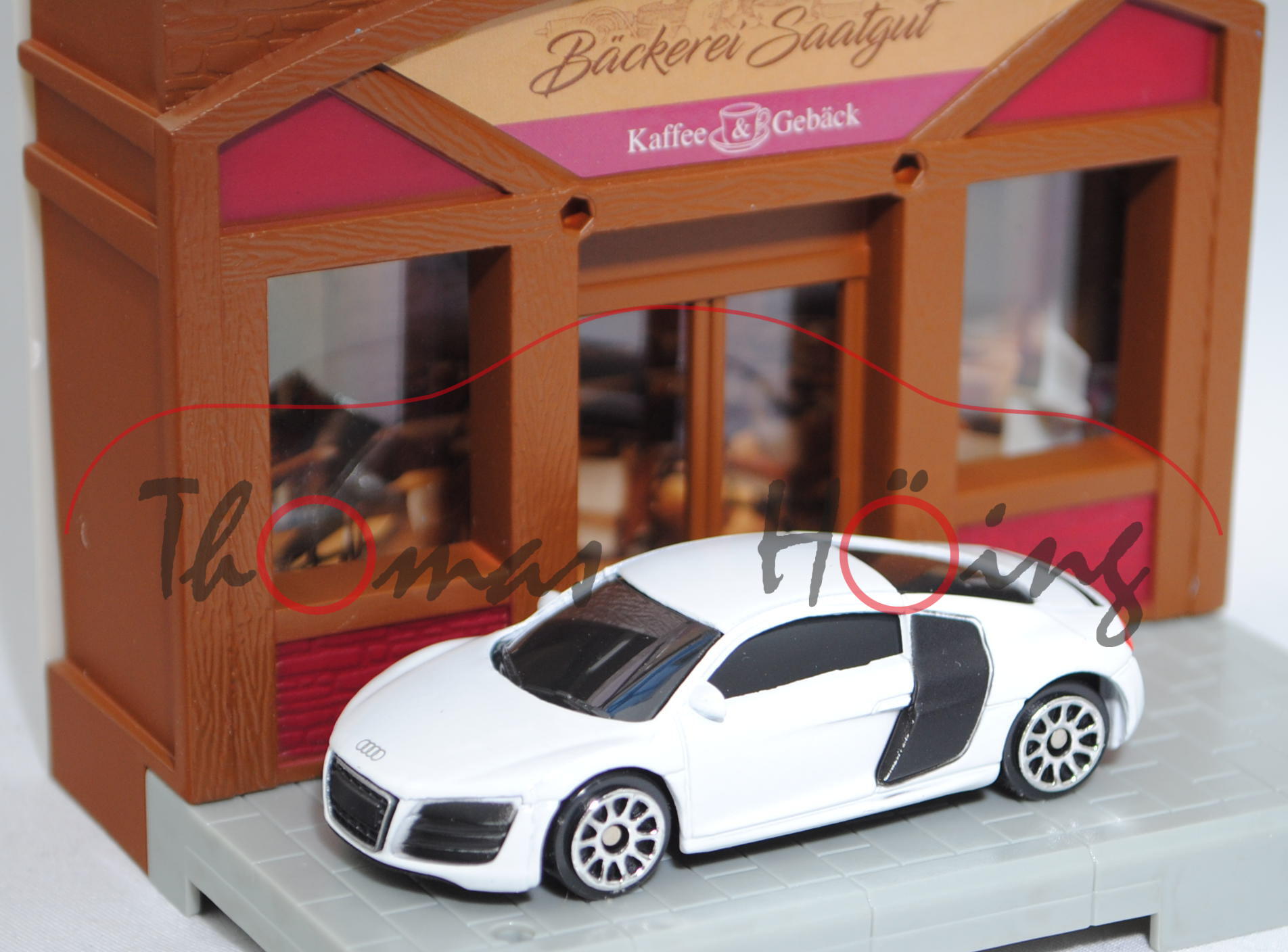 Audi R8 V10 5.2 FSI (Typ 42, Mod. 09-15), weiß, Gebäudesatz mit Bäckerei im EG und Wohnung im OG, mb