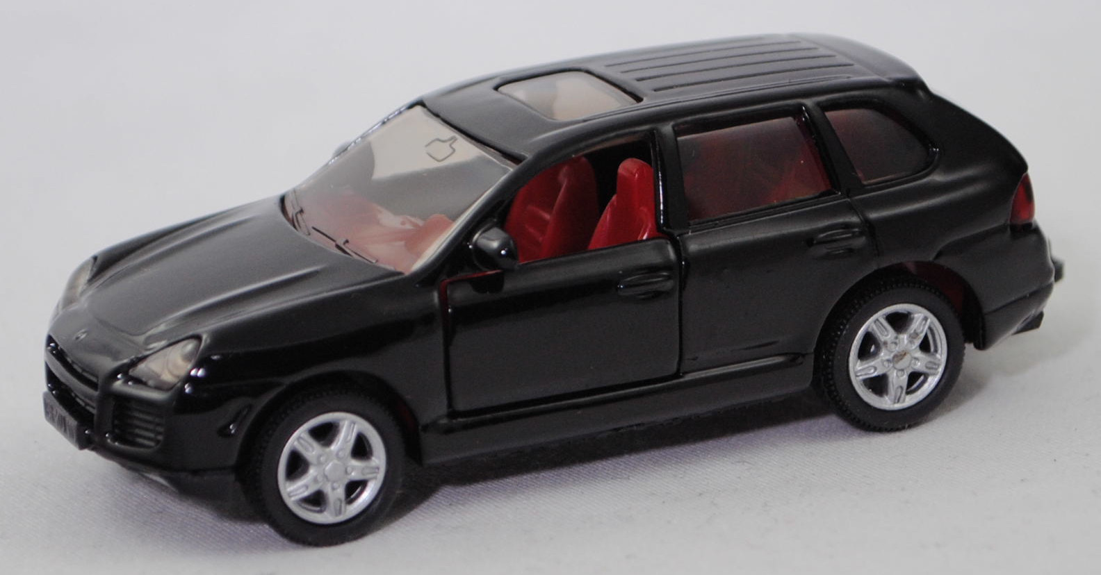 00006 Porsche Cayenne Turbo (1. Generation, Typ 9PA, Vorfacelift, Modell 2002-2006), schwarz, Sicke auf Heckklappe in Höhe Rückleuchten, SIKU SUPER, 1:57, m