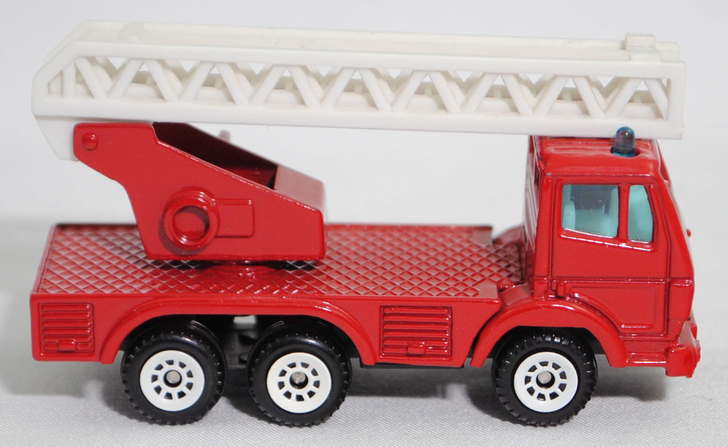 00001 Metz Hubrettungsfahrzeug DL 23-12 S auf Fahrgestell Mercedes-Benz SK 2429 6x4/41 (Modell 1989-1994) (Feuerwehr-Drehleiter), rot, Bpr. 0811/1019/1015, SIKU SUPER, 1:83, m