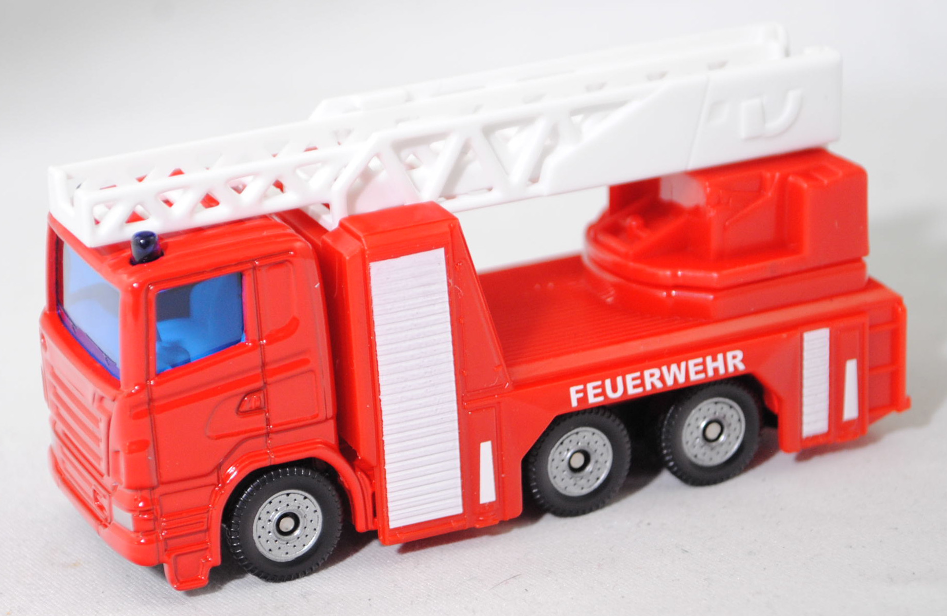 00011 Metz Hubrettungsfahrzeug DL 23-12 S auf Fahrgestell Scania R380 (Typ CR16, Day cab, Modell 2007-2009) (Drehleiter), rot, Stoßfänger vorne durchgehend, SIKU SUPER, 1:89, P29f