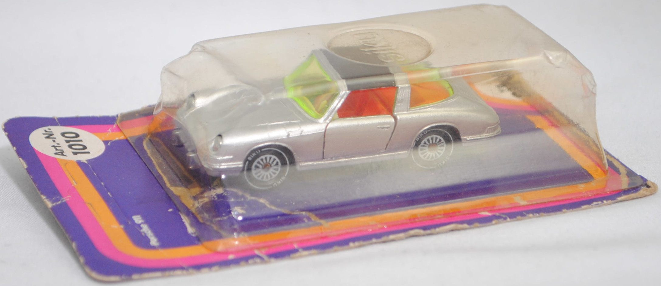 00004 Porsche 911 E Targa (F-Modell bzw. Urmodell, B-Serie, Modell 1968-1969), silber, Lenkrad weiß, Dach schwarz, Bpr. V234 und 1010, W-Germ, Verglasung gelbgrün, R11 gerillt, SIKU, 1:60, P17 (Farbe)