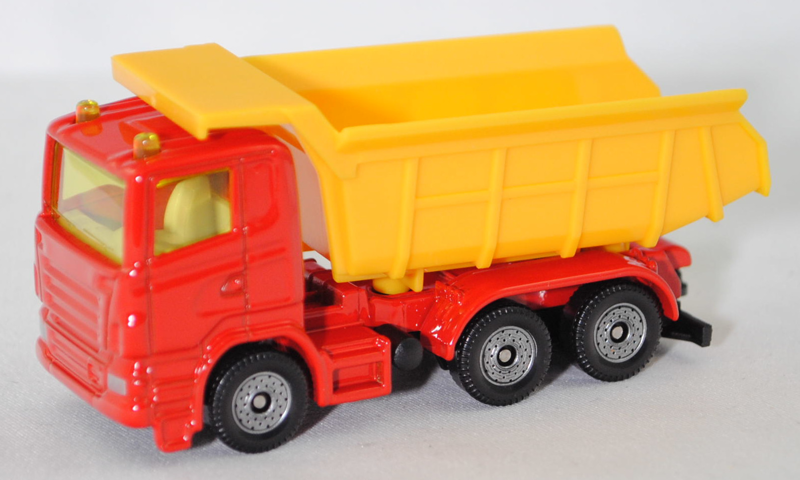 00001 Scania R380 (Baureihe R, Typ CR16, Day cab, Modell 2007-2009) LKW mit Kippmulde, verkehrsrot/verkehrsgelb, U-Bügels links, C36, SIKU SUPER, 1:89, P29f