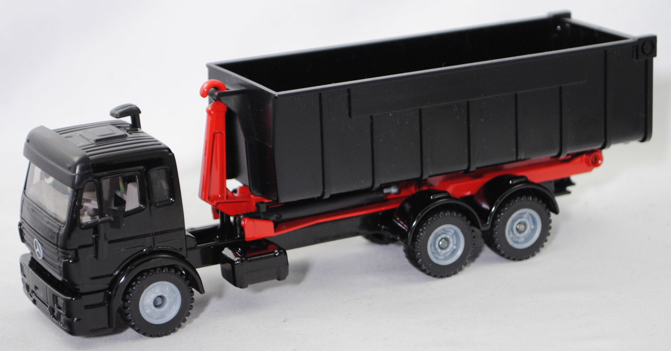Mercedes-Benz SK facelift 2531 6x2 (Typ SK-II, 2. Serie der Schweren Klasse, Modell 1994-1998) Abrollkipper MULTILIFT XR T, schwarz/verkehrsrot, SIKU SUPER 1:55, m