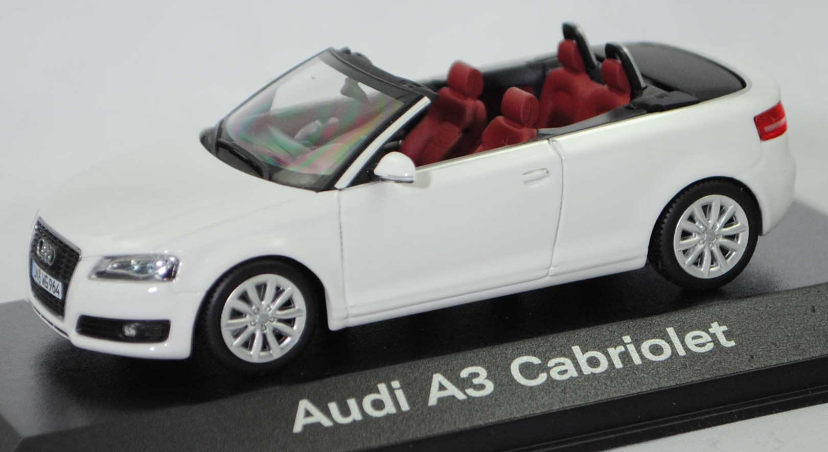 Audi A3 Cabriolet 2.0 TFSI Ambition (1. Generation Audi A3 Cabriolet bzw. 2. Generation Audi A3, Typ 8P, Modell 2008-2013), ibisweiß (LY9C), Minichamps, 1:43, Werbeschachtel