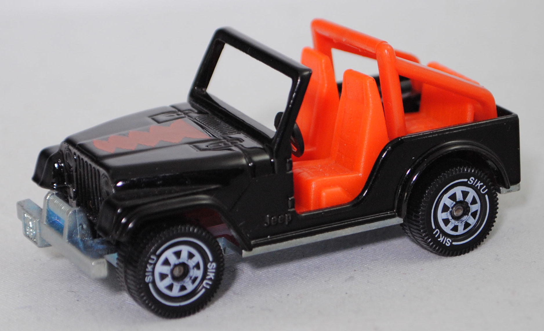 00600 GB Jeep CJ-5 2.5L (Modell 1979-1983), schwarz, Überrollbügel rotorange, Druck Emblem in kupferbraun (dunkler) auf der Motorhaube, B5, SIKU SUPER, 1:55, m