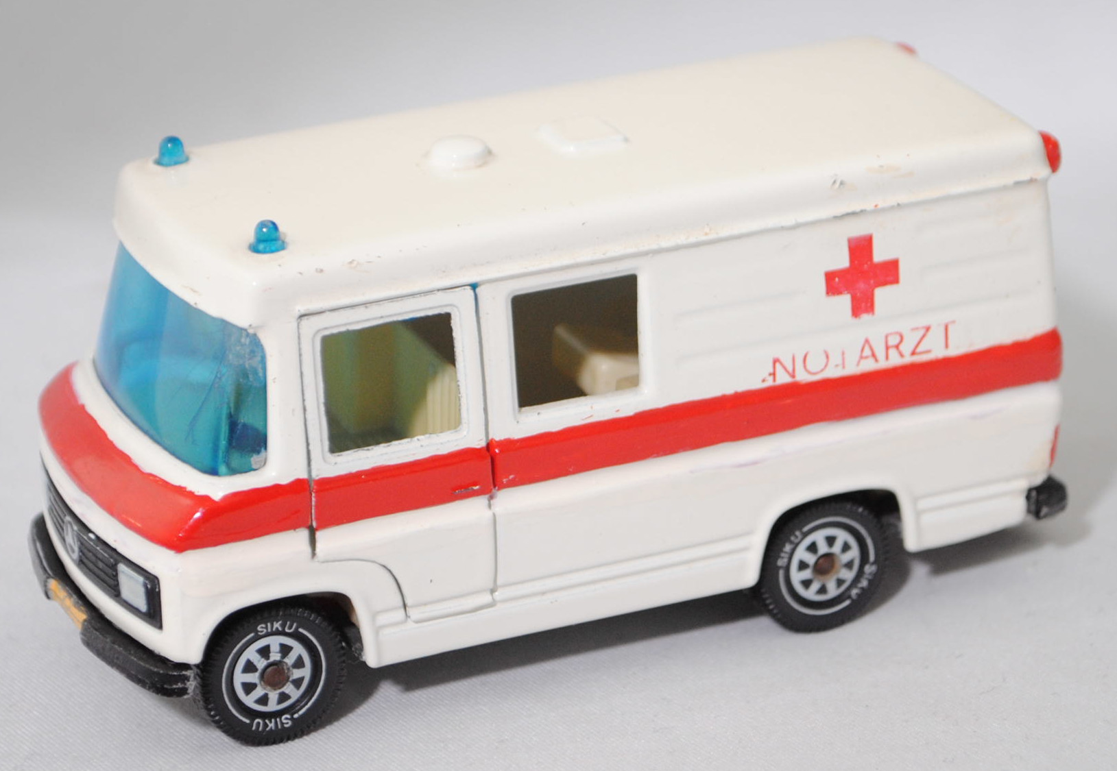 00006a Umbau Mercedes-Benz L 406 D (Mod. 1968-1974) Binz-Rettungswagen, weiß, NOTARZT, SIKU, 1:56