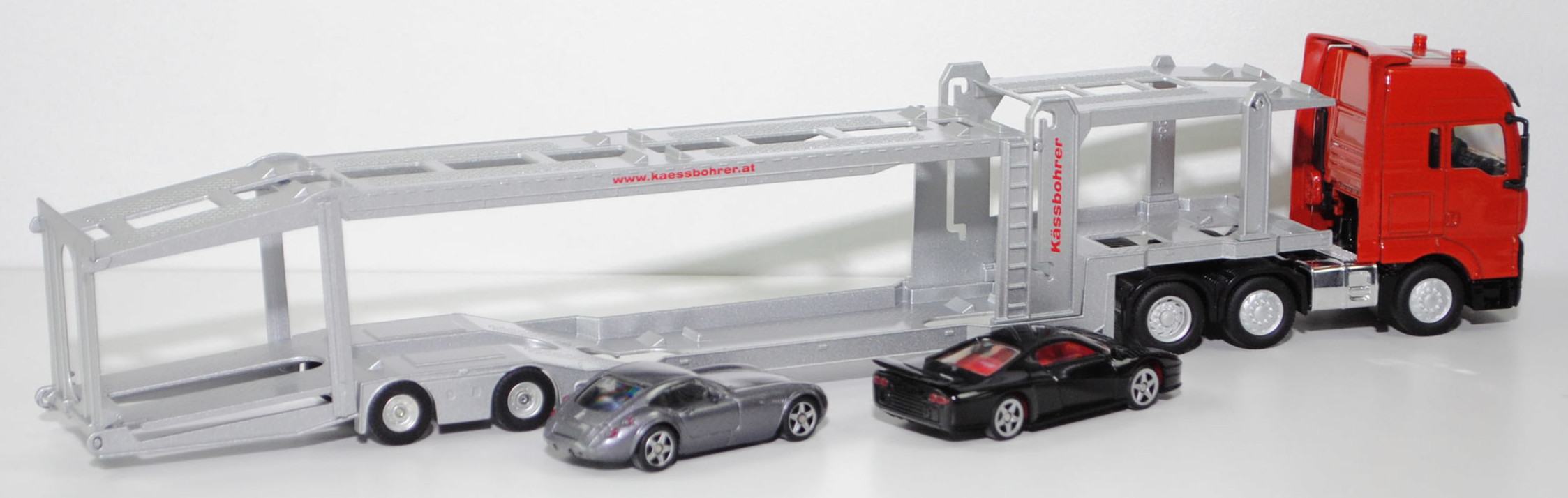 00000 MAN TGA 26.480 XXL mit Kässbohrer Autotransporter ruslan® SP-R 10-18, rot/schwarz/silber; Ladegut: SIKU STORM und Wiesmann GT MF4, SIKU SUPER 1:50, m