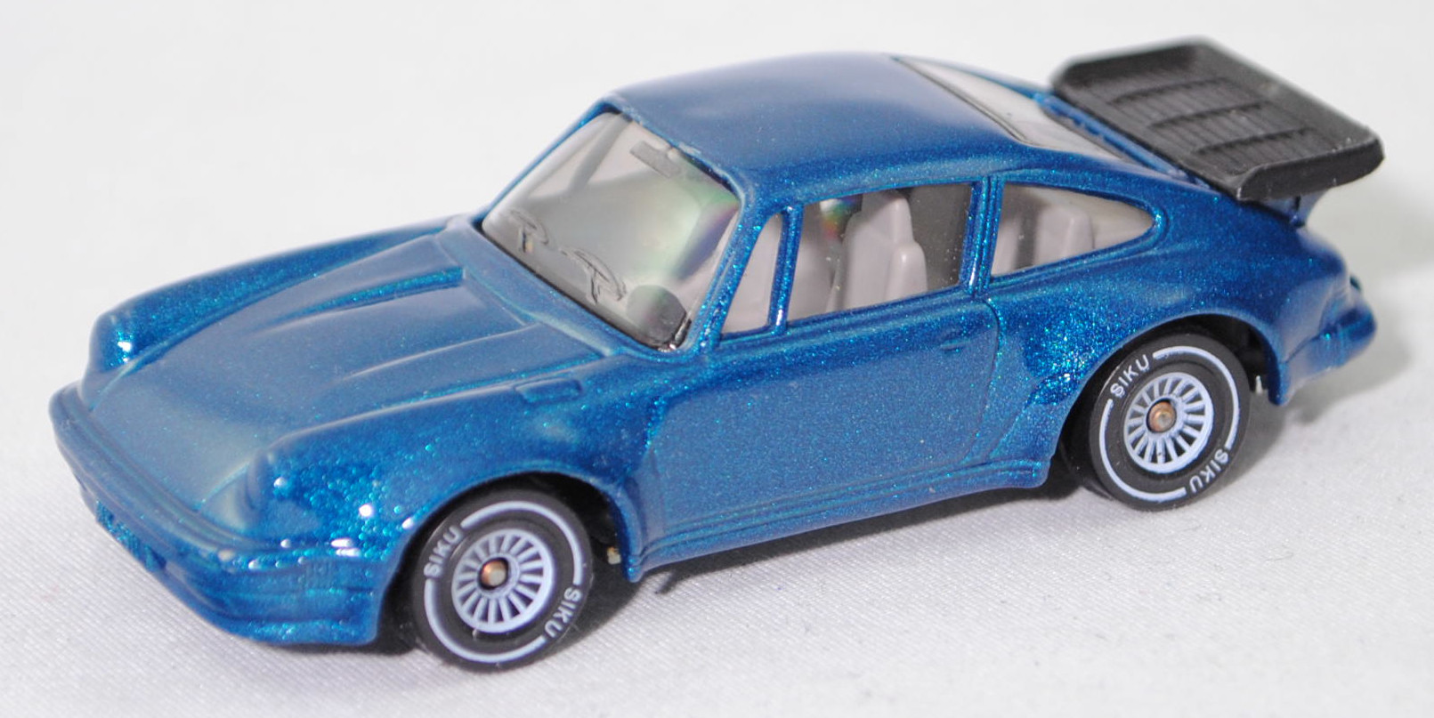 00007 Porsche 911 Turbo 3,3 (G-Modell Typ 930 Coupé, Modell 78-89), d.-azurblaumetallic, SIKU, 1:54