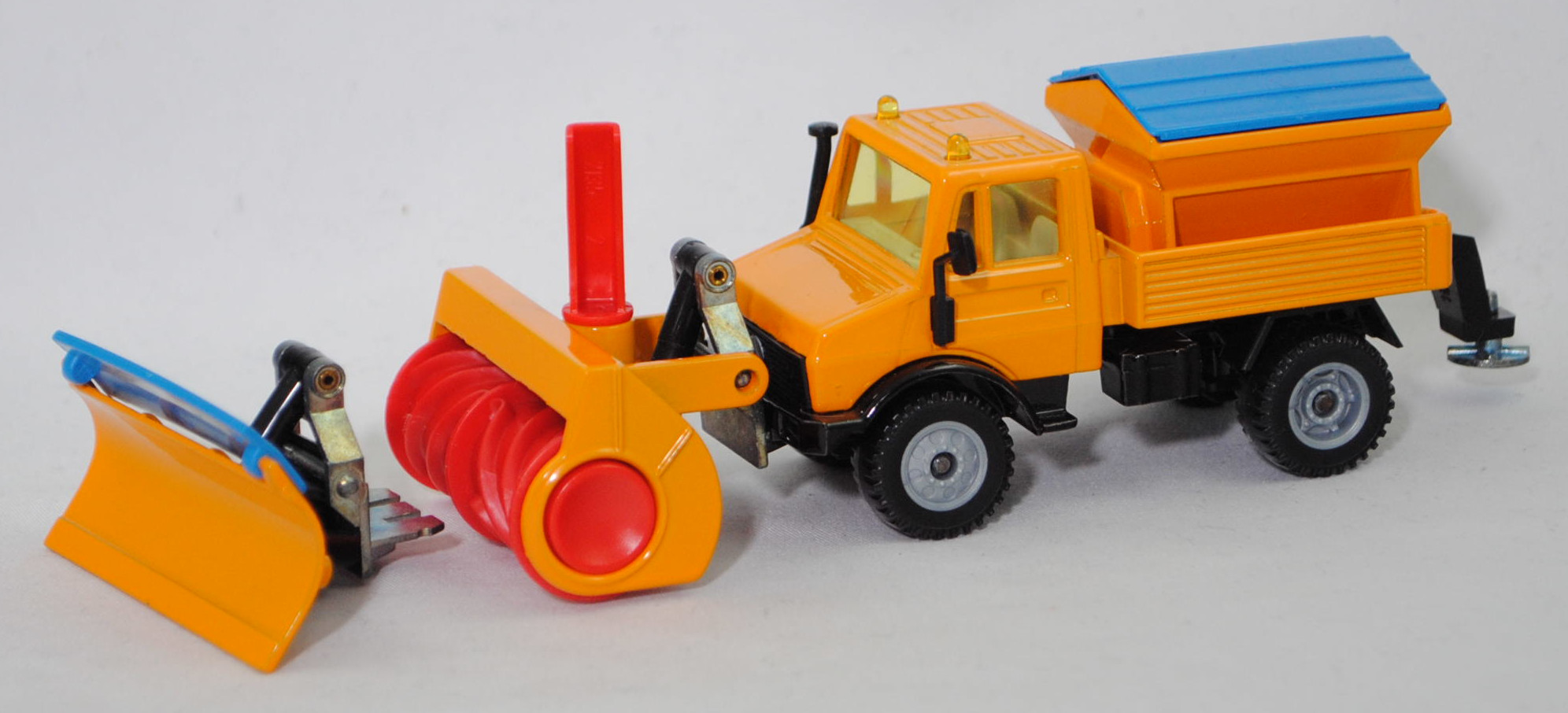 00000 Mercedes-Benz Unimog U 1500 (Baureihe 425, Modell 1975-1988) Winterdienst mit SCHMIDT Silo-Streuautomat, melonengelb/schwarz, Metall-Streuerteller chrom, SIKU, 1:55, m