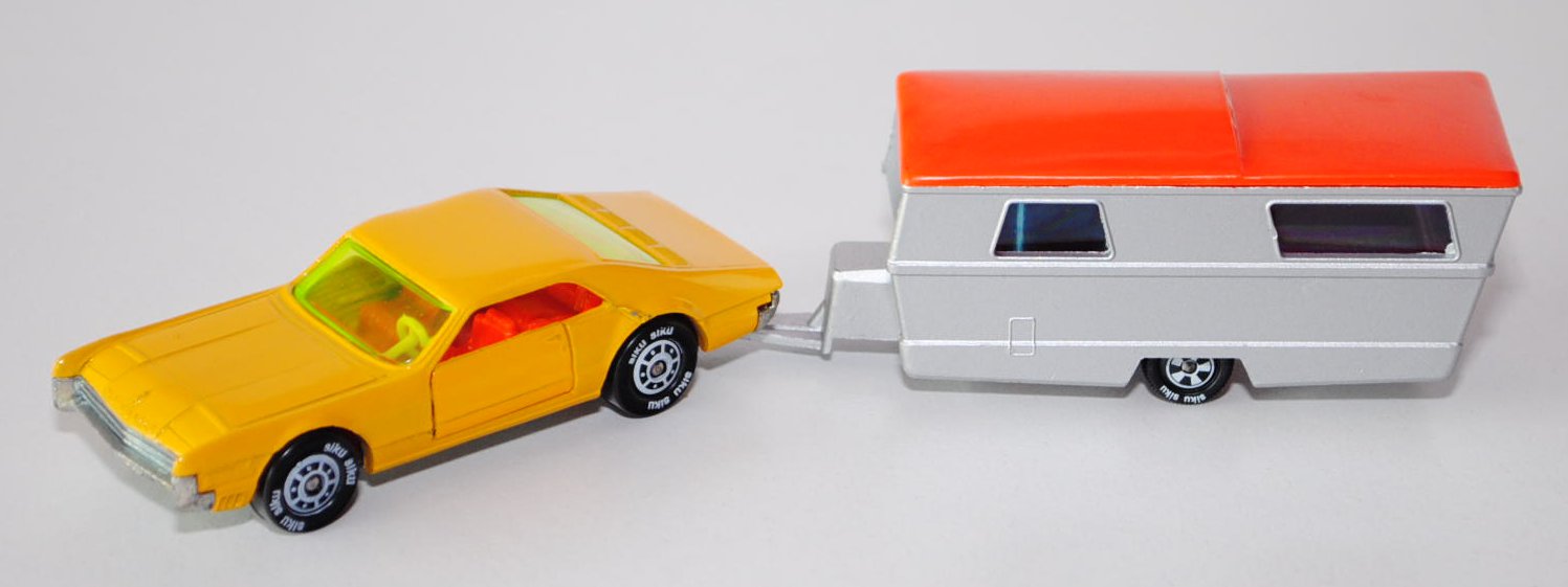 Oldsmobile Toronado mit Westfalia Wohnwagen-Anhänger, kadmiumgelb und silbergraumetallic/rotorange, 