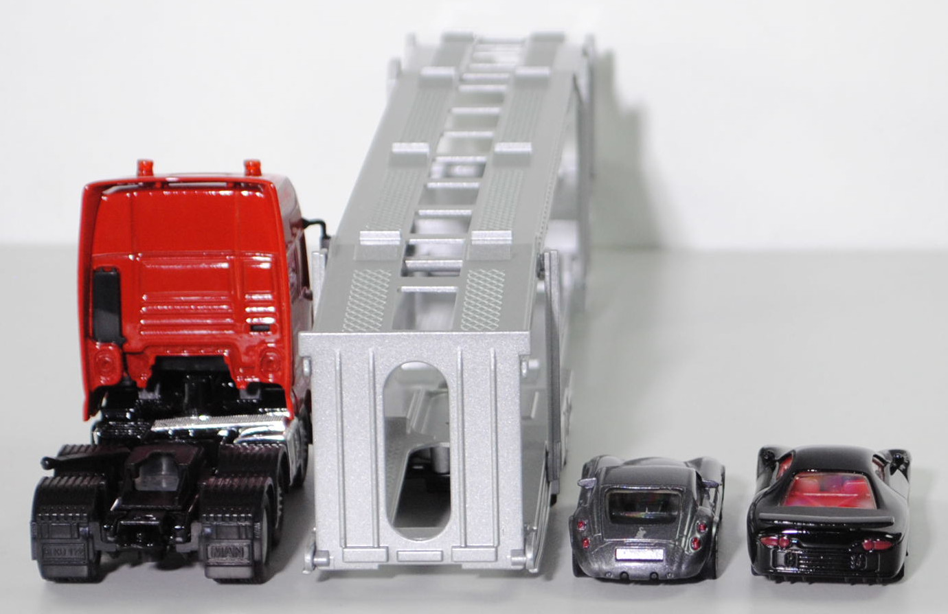 00000 MAN TGA 26.480 XXL mit Kässbohrer Autotransporter ruslan® SP-R 10-18, rot/schwarz/silber; Ladegut: SIKU STORM und Wiesmann GT MF4, SIKU SUPER 1:50, m