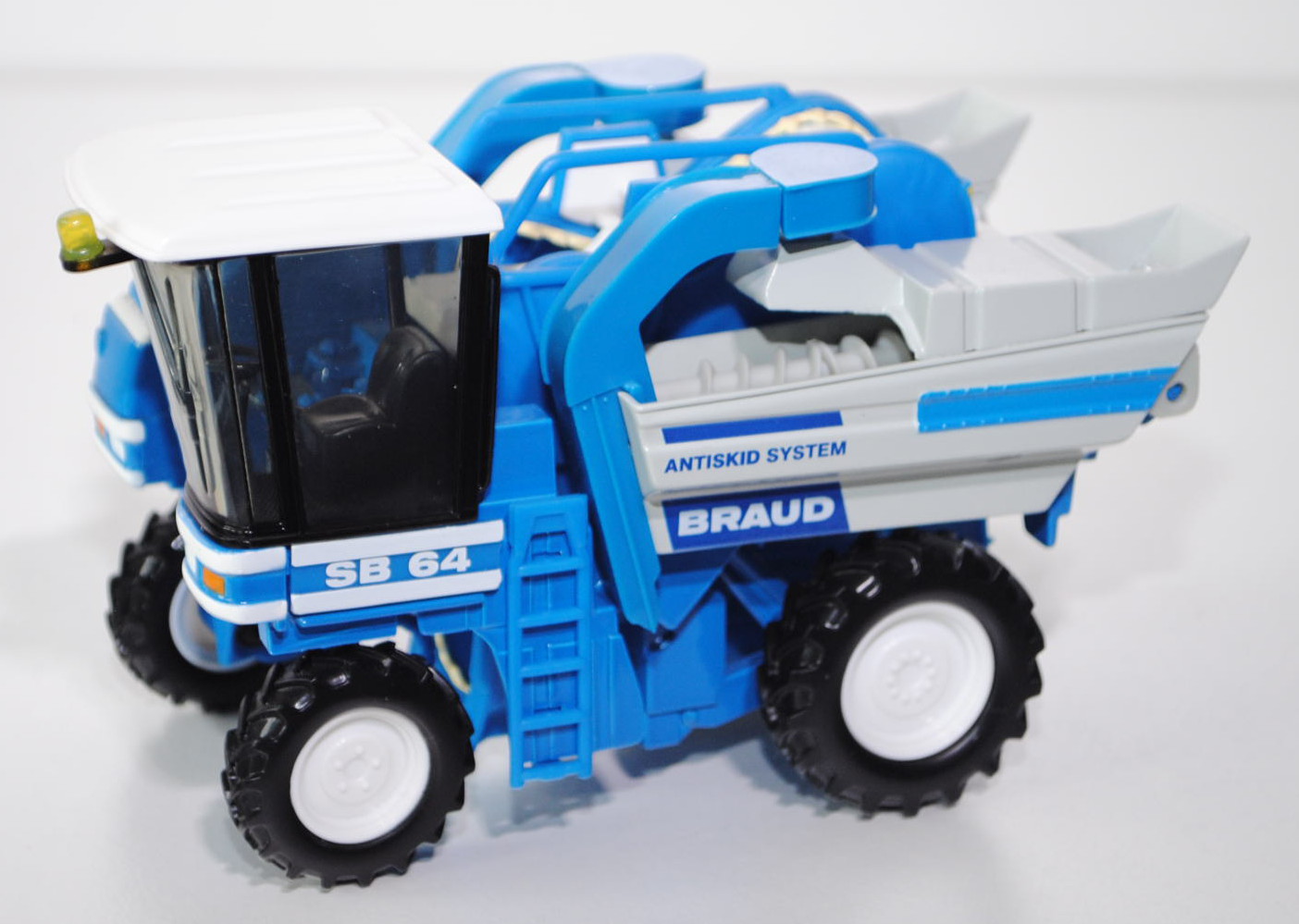 00000 New Holland Braud Traubenvollernter SB64 (Mod. 1994-2000), blau/weiß/grau, SIKU, 1:32, L15