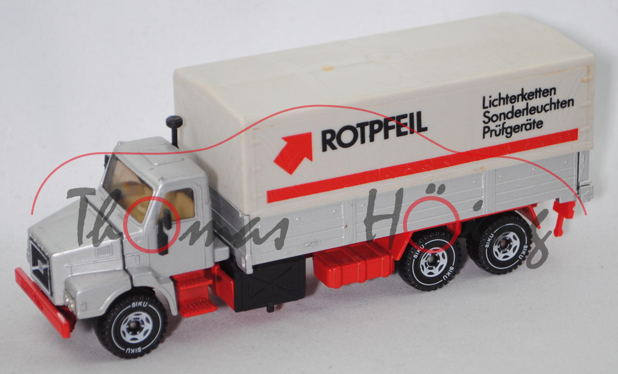 Volvo N10-50 Turbo 6 6x4 (1. Gen., Mod. 79-83) mit Pritsche und Plane, silber/rot, ROTPFEIL, Limited