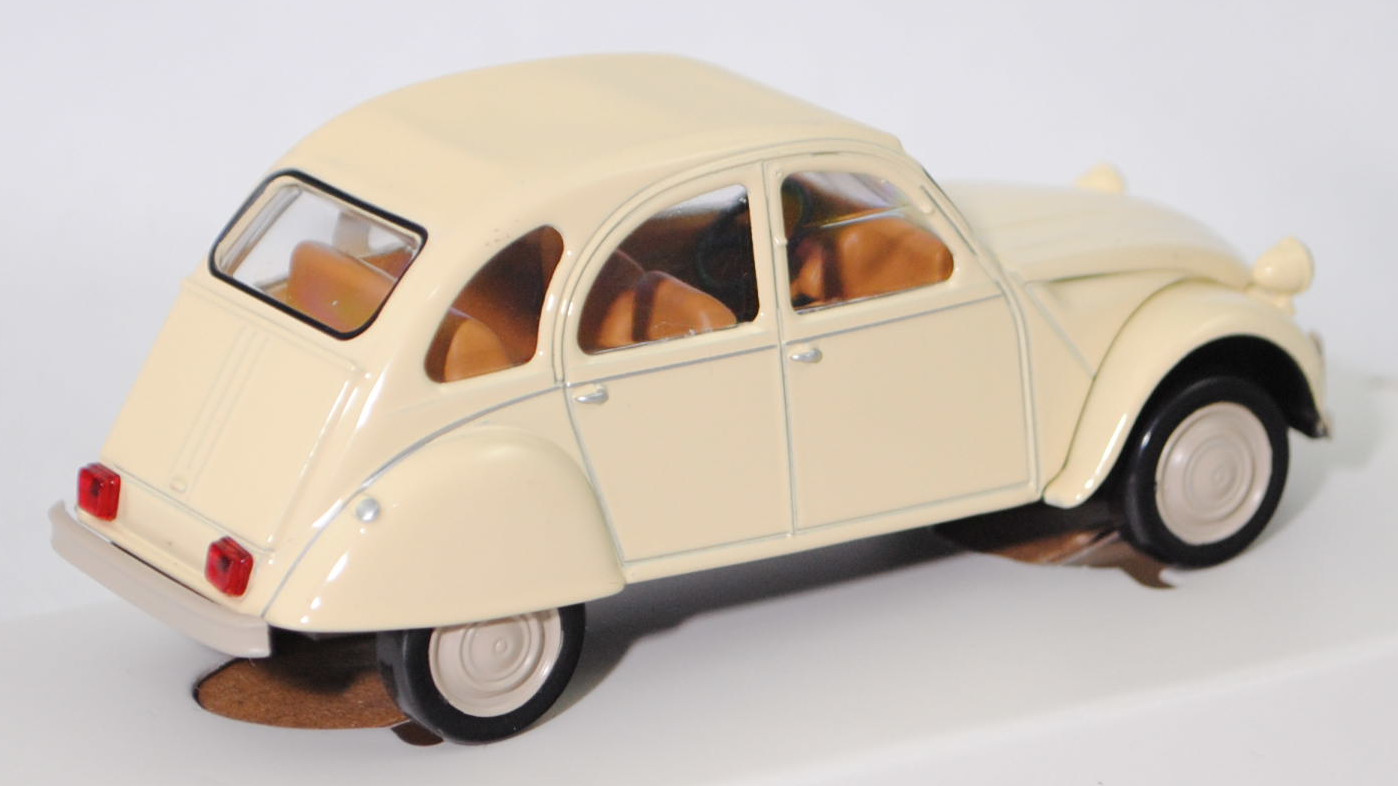Citroen 2CV6 Club (Typ AZKA, CV = Cheval fiscal, auch Ente oder Döschewo genannt, Modell 1979-1985), hell-elfenbein, innen braunbeige, Norev Jet-car, 1:43, mb